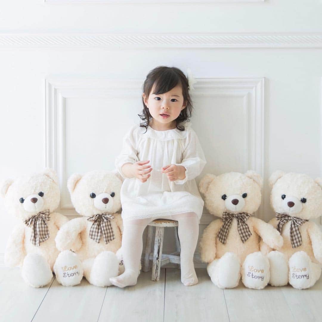 こままりえさんのインスタグラム写真 - (こままりえInstagram)「✴︎ Happy Birthday🧸 . 本日4月16日は 娘ちゃんの2歳の #お誕生日 でした🎉 おうちでの #お誕生日会 はまた後日載せます✨ . 2歳直前に #思い出写真 を撮りに @studio.ange へいってきました👼 やっぱりここのスタジオの雰囲気は 本当に可愛くて大好き〜😍✨ くまちゃんに囲まれて可愛く撮影🧸💕 白いドレスを着て髪の毛を巻いて いつもよりちょっとおめかししての撮影は 思い出に残るし撮影してよかった👧🎶 . 現在サポーターママをやっているので @komamarie の紹介できましたと 予約時もしくはお会計時に伝えれば なんと【3000円オフ】になるので よかったら利用してみてくださいね😆💗 . 5日5日には #端午の節句 のイベントを やるみたいなので要チェックです🎏 2枚目に詳細載せておきます✌️ ちなみに4.5枚目は撮影風景を私が撮ったもの📷 こんなに暴れている娘ちゃんでも プロの力で可愛く撮ってもらえます😝笑 . #studioange #スタジオアンジュ #サポーターママ #親バカ部 #家族写真 #マタニティフォト #ニューボーンフォト #七五三 #誕生日 #ニューボーン #バースデーフォト #目黒区 #自由が丘 #都立大学 #大岡山 #写真スタジオ #フォトスタジオ #ハウススタジオ #モダンフレンチ #子供写真 #貸切撮影 #2歳 #娘ちゃんの成長記録 #誕生日 #2歳誕生日 #2歳バースデー #2歳の誕生日」4月16日 22時56分 - komamarie