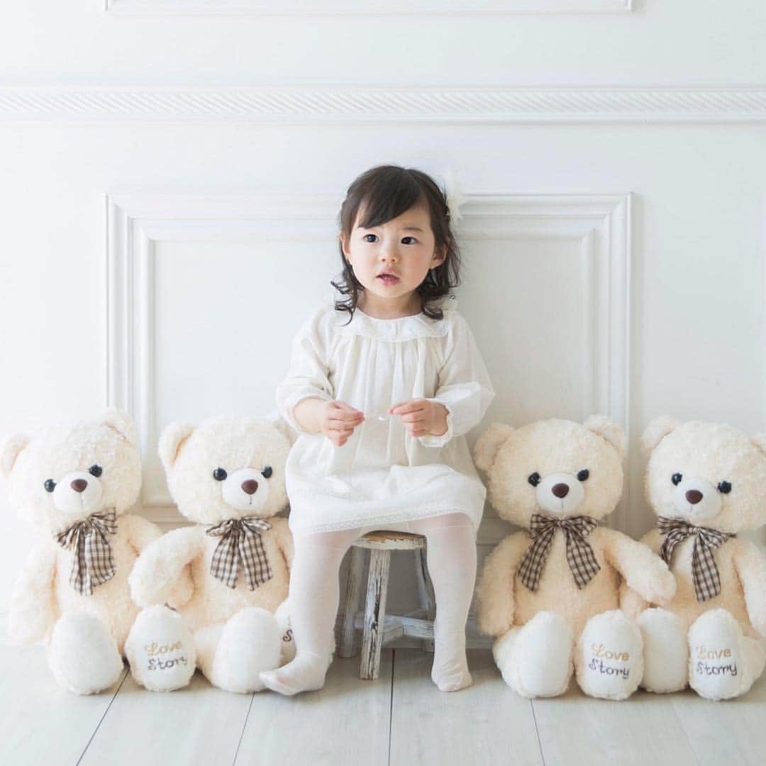 こままりえさんのインスタグラム写真 - (こままりえInstagram)「✴︎ Happy Birthday🧸 . 本日4月16日は 娘ちゃんの2歳の #お誕生日 でした🎉 おうちでの #お誕生日会 はまた後日載せます✨ . 2歳直前に #思い出写真 を撮りに @studio.ange へいってきました👼 やっぱりここのスタジオの雰囲気は 本当に可愛くて大好き〜😍✨ くまちゃんに囲まれて可愛く撮影🧸💕 白いドレスを着て髪の毛を巻いて いつもよりちょっとおめかししての撮影は 思い出に残るし撮影してよかった👧🎶 . 現在サポーターママをやっているので @komamarie の紹介できましたと 予約時もしくはお会計時に伝えれば なんと【3000円オフ】になるので よかったら利用してみてくださいね😆💗 . 5日5日には #端午の節句 のイベントを やるみたいなので要チェックです🎏 2枚目に詳細載せておきます✌️ ちなみに4.5枚目は撮影風景を私が撮ったもの📷 こんなに暴れている娘ちゃんでも プロの力で可愛く撮ってもらえます😝笑 . #studioange #スタジオアンジュ #サポーターママ #親バカ部 #家族写真 #マタニティフォト #ニューボーンフォト #七五三 #誕生日 #ニューボーン #バースデーフォト #目黒区 #自由が丘 #都立大学 #大岡山 #写真スタジオ #フォトスタジオ #ハウススタジオ #モダンフレンチ #子供写真 #貸切撮影 #2歳 #娘ちゃんの成長記録 #誕生日 #2歳誕生日 #2歳バースデー #2歳の誕生日」4月16日 22時56分 - komamarie