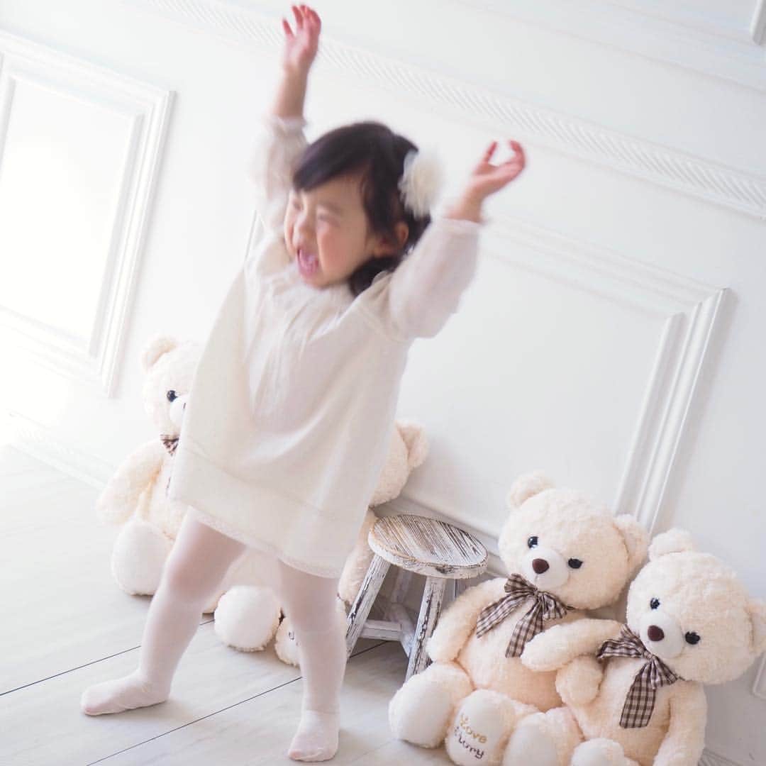 こままりえさんのインスタグラム写真 - (こままりえInstagram)「✴︎ Happy Birthday🧸 . 本日4月16日は 娘ちゃんの2歳の #お誕生日 でした🎉 おうちでの #お誕生日会 はまた後日載せます✨ . 2歳直前に #思い出写真 を撮りに @studio.ange へいってきました👼 やっぱりここのスタジオの雰囲気は 本当に可愛くて大好き〜😍✨ くまちゃんに囲まれて可愛く撮影🧸💕 白いドレスを着て髪の毛を巻いて いつもよりちょっとおめかししての撮影は 思い出に残るし撮影してよかった👧🎶 . 現在サポーターママをやっているので @komamarie の紹介できましたと 予約時もしくはお会計時に伝えれば なんと【3000円オフ】になるので よかったら利用してみてくださいね😆💗 . 5日5日には #端午の節句 のイベントを やるみたいなので要チェックです🎏 2枚目に詳細載せておきます✌️ ちなみに4.5枚目は撮影風景を私が撮ったもの📷 こんなに暴れている娘ちゃんでも プロの力で可愛く撮ってもらえます😝笑 . #studioange #スタジオアンジュ #サポーターママ #親バカ部 #家族写真 #マタニティフォト #ニューボーンフォト #七五三 #誕生日 #ニューボーン #バースデーフォト #目黒区 #自由が丘 #都立大学 #大岡山 #写真スタジオ #フォトスタジオ #ハウススタジオ #モダンフレンチ #子供写真 #貸切撮影 #2歳 #娘ちゃんの成長記録 #誕生日 #2歳誕生日 #2歳バースデー #2歳の誕生日」4月16日 22時56分 - komamarie