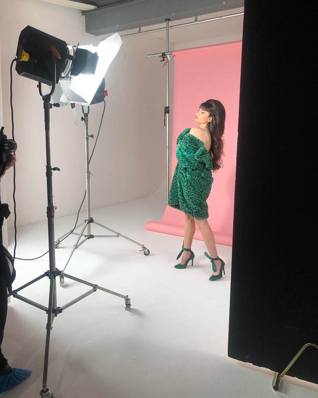 Greta Menchiのインスタグラム：「i wish my life had background music so i could tell what the hell is going on! #FUORIDIME」