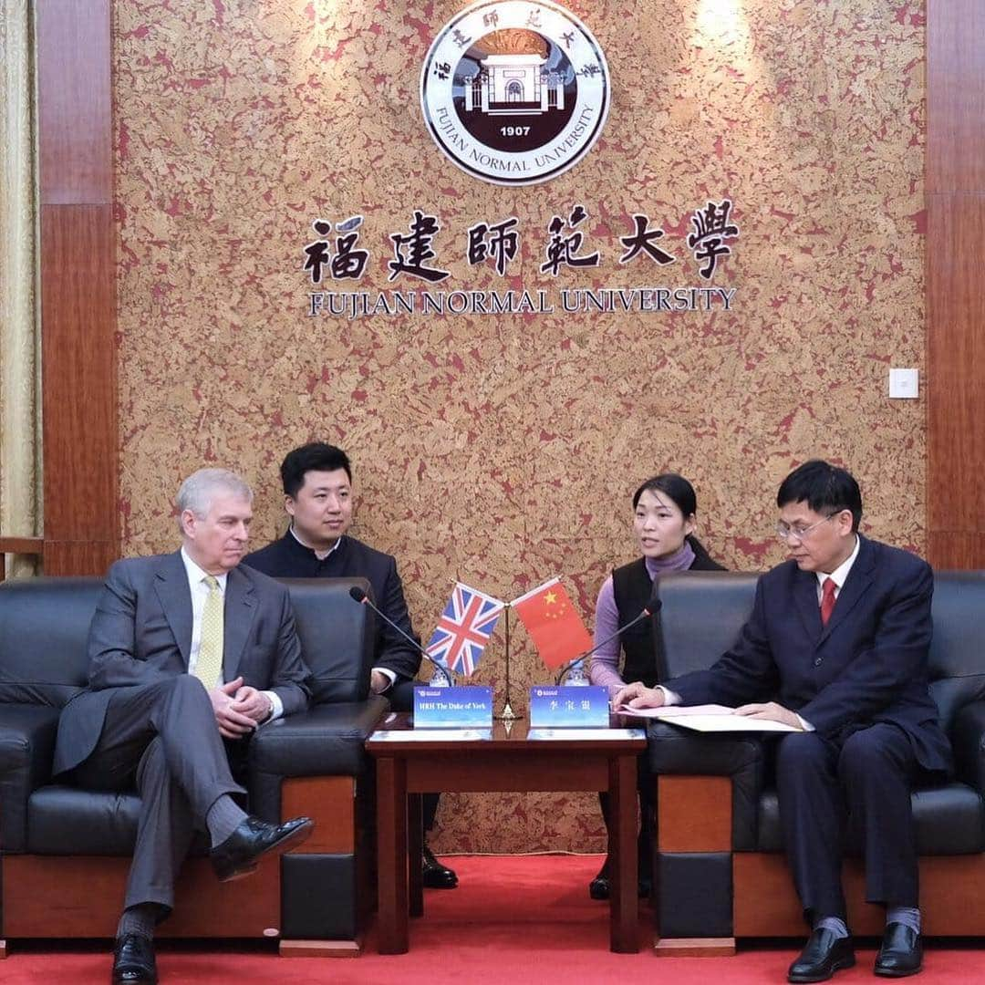 ロイヤル・ファミリーさんのインスタグラム写真 - (ロイヤル・ファミリーInstagram)「The Duke of York is continuing his visit to China this week where over the weekend His Royal Highness hosted #pitchatpalace China 3.0 and attended several engagements. The Duke of York is shown the latest in drone technology which enables people to capture images that were previously out of reach. The Duke of York also visited the Fuzhou Planning and Exhibition Hall in Fujian Province to learn more about the historic city, which was built in 202 BCE. At Fujian Normal University The Duke of York met University President, Professor Wang Changping.  The University has a partnership with Huddersfield University, of which HRH is Chancellor.  Follow @hrhthedukeofyork for more from the visit.」4月16日 23時09分 - theroyalfamily