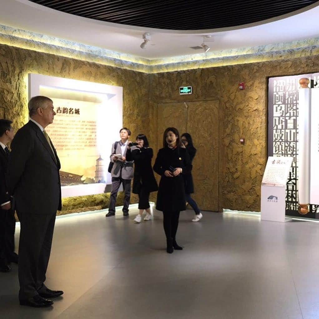 ロイヤル・ファミリーさんのインスタグラム写真 - (ロイヤル・ファミリーInstagram)「The Duke of York is continuing his visit to China this week where over the weekend His Royal Highness hosted #pitchatpalace China 3.0 and attended several engagements. The Duke of York is shown the latest in drone technology which enables people to capture images that were previously out of reach. The Duke of York also visited the Fuzhou Planning and Exhibition Hall in Fujian Province to learn more about the historic city, which was built in 202 BCE. At Fujian Normal University The Duke of York met University President, Professor Wang Changping.  The University has a partnership with Huddersfield University, of which HRH is Chancellor.  Follow @hrhthedukeofyork for more from the visit.」4月16日 23時09分 - theroyalfamily