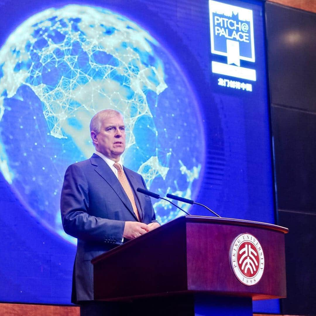 ロイヤル・ファミリーさんのインスタグラム写真 - (ロイヤル・ファミリーInstagram)「The Duke of York is continuing his visit to China this week where over the weekend His Royal Highness hosted #pitchatpalace China 3.0 and attended several engagements. The Duke of York is shown the latest in drone technology which enables people to capture images that were previously out of reach. The Duke of York also visited the Fuzhou Planning and Exhibition Hall in Fujian Province to learn more about the historic city, which was built in 202 BCE. At Fujian Normal University The Duke of York met University President, Professor Wang Changping.  The University has a partnership with Huddersfield University, of which HRH is Chancellor.  Follow @hrhthedukeofyork for more from the visit.」4月16日 23時09分 - theroyalfamily