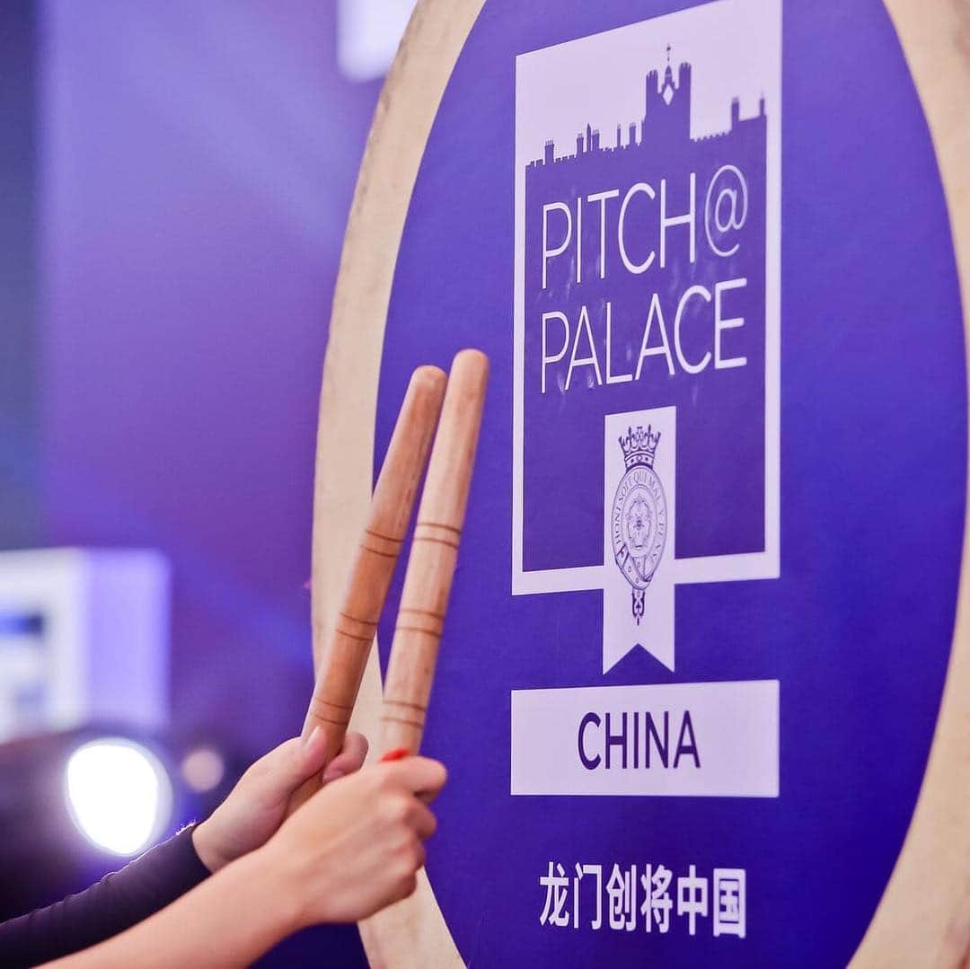 ロイヤル・ファミリーさんのインスタグラム写真 - (ロイヤル・ファミリーInstagram)「The Duke of York is continuing his visit to China this week where over the weekend His Royal Highness hosted #pitchatpalace China 3.0 and attended several engagements. The Duke of York is shown the latest in drone technology which enables people to capture images that were previously out of reach. The Duke of York also visited the Fuzhou Planning and Exhibition Hall in Fujian Province to learn more about the historic city, which was built in 202 BCE. At Fujian Normal University The Duke of York met University President, Professor Wang Changping.  The University has a partnership with Huddersfield University, of which HRH is Chancellor.  Follow @hrhthedukeofyork for more from the visit.」4月16日 23時09分 - theroyalfamily