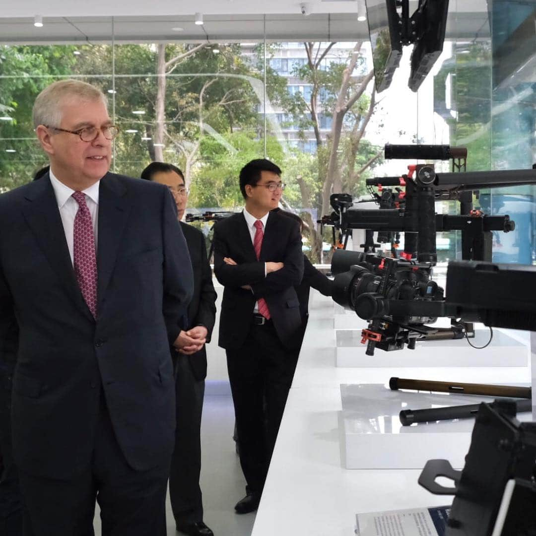 ロイヤル・ファミリーさんのインスタグラム写真 - (ロイヤル・ファミリーInstagram)「The Duke of York is continuing his visit to China this week where over the weekend His Royal Highness hosted #pitchatpalace China 3.0 and attended several engagements. The Duke of York is shown the latest in drone technology which enables people to capture images that were previously out of reach. The Duke of York also visited the Fuzhou Planning and Exhibition Hall in Fujian Province to learn more about the historic city, which was built in 202 BCE. At Fujian Normal University The Duke of York met University President, Professor Wang Changping.  The University has a partnership with Huddersfield University, of which HRH is Chancellor.  Follow @hrhthedukeofyork for more from the visit.」4月16日 23時09分 - theroyalfamily