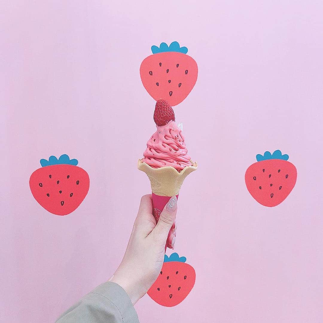 矢田伶華さんのインスタグラム写真 - (矢田伶華Instagram)「. かわいかった🍓🍦 . @tavision.tv みてねーー！🤤🤤 . . #TaVision #タビジョン #旅 #女子旅 #旅行 #観光 #静岡 #静岡旅行 #静岡観光 . #伊豆 #伊豆ファクトリー #いちご #インスタ映え #フード #おしゃれ #グルメ #おしゃれグルメ #アイス #いちごソフト . #youtube #矢田玲華 . .」4月16日 23時10分 - reika_308