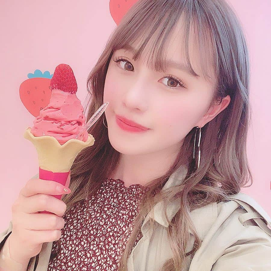 矢田伶華さんのインスタグラム写真 - (矢田伶華Instagram)「. かわいかった🍓🍦 . @tavision.tv みてねーー！🤤🤤 . . #TaVision #タビジョン #旅 #女子旅 #旅行 #観光 #静岡 #静岡旅行 #静岡観光 . #伊豆 #伊豆ファクトリー #いちご #インスタ映え #フード #おしゃれ #グルメ #おしゃれグルメ #アイス #いちごソフト . #youtube #矢田玲華 . .」4月16日 23時10分 - reika_308