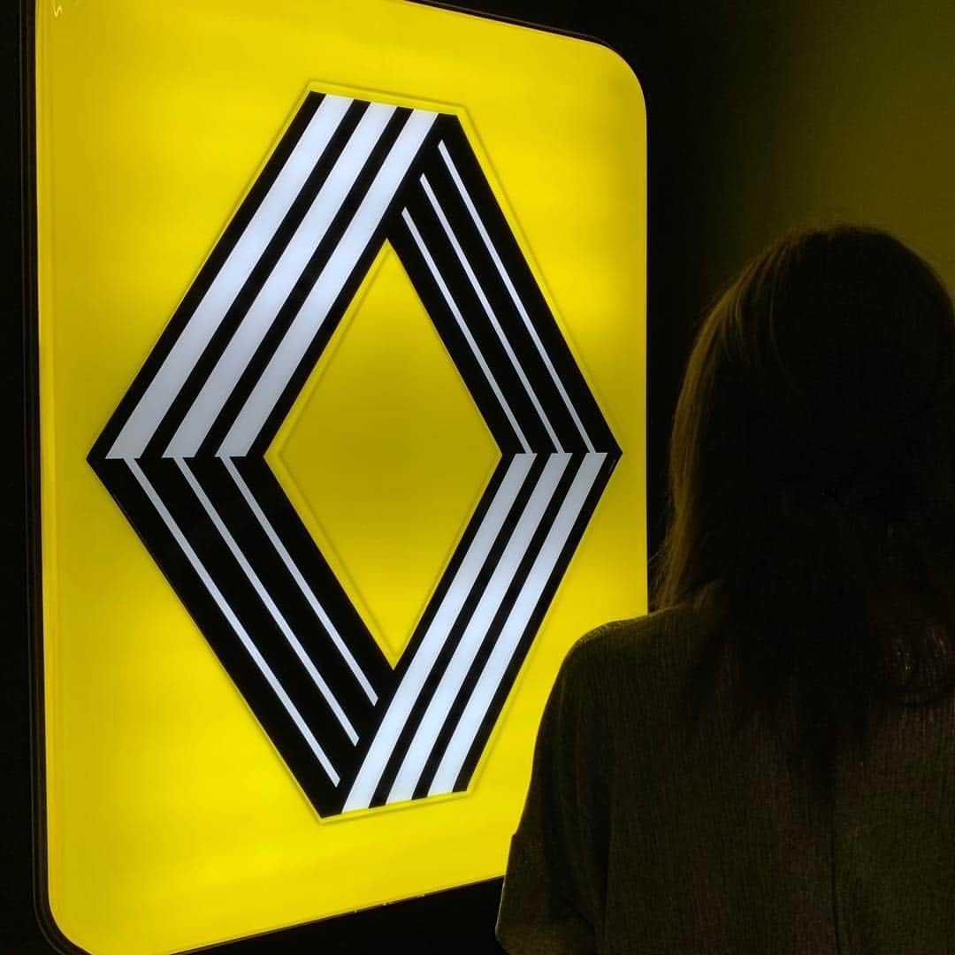 ルノーさんのインスタグラム写真 - (ルノーInstagram)「Take a glimpse into the #OpArt through the Victor Vasarely’s retrospective & let yourself be hypnotized by the optical illusion 🌀  #WorldArtDay #VictorVasarely #ArtWorks #ExpoVasarely #OpArt #Illusion #RenaultArtCollection #Renault #CentrePompidou」4月16日 23時21分 - renaultgroup