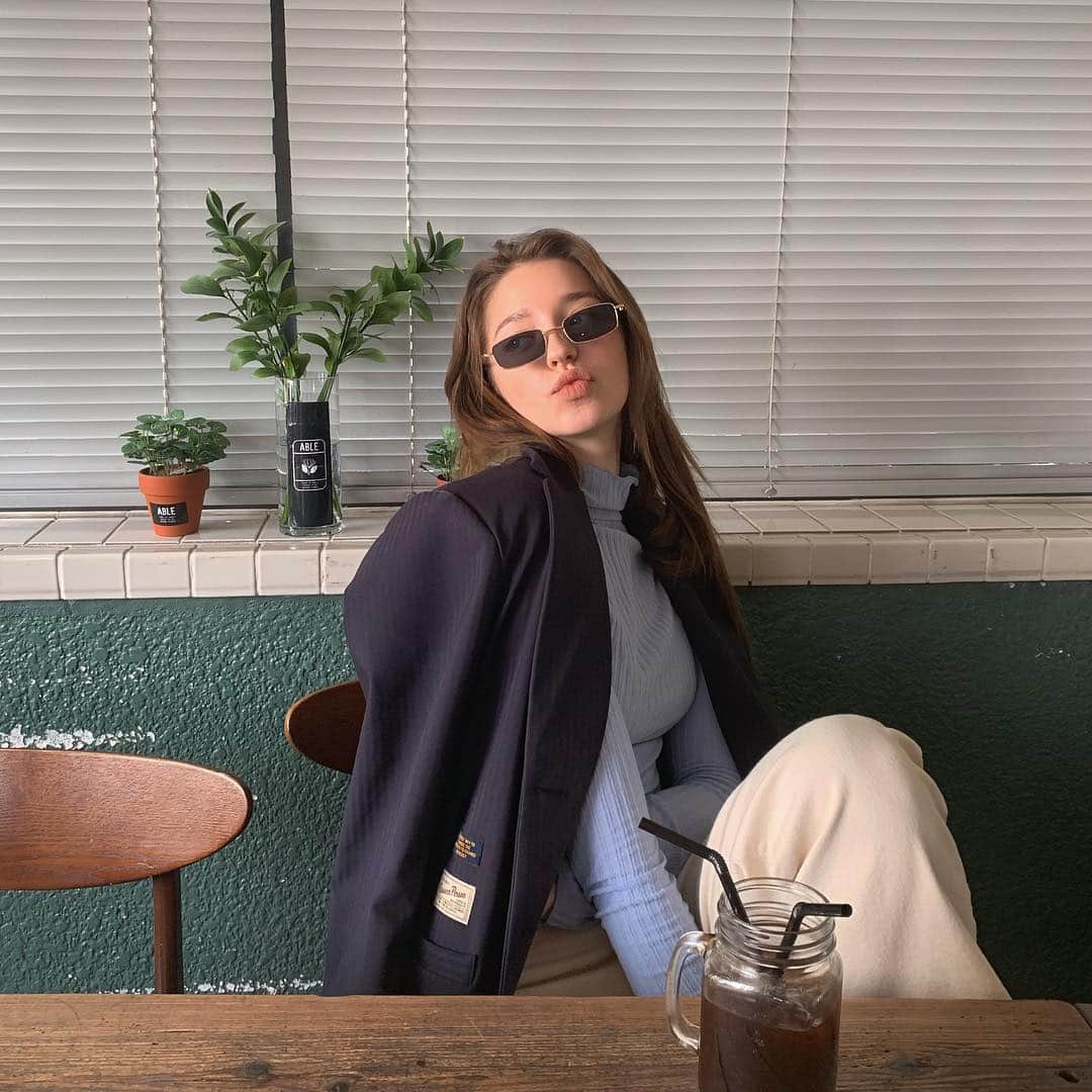 アンジェリーナ・ダニロヴァさんのインスタグラム写真 - (アンジェリーナ・ダニロヴァInstagram)「Lunch break, amazing weather and lavender turtleneck. #stylenanda #nandamade」4月16日 23時14分 - angelinadanilova