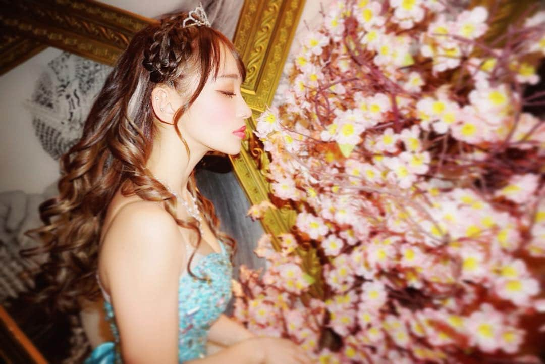 石井和香さんのインスタグラム写真 - (石井和香Instagram)「♥ もう桜散っちゃったねぇ～( .. ) みんなお花見は行きましたか?? 私は毎年家の前が桜並木ばりに 桜がたっくさん咲いて綺麗なので 飼ってるうさぎちゃんをお外に連れて 一緒に桜見ながらお散歩したよ😇💕 ・ 桜咲いてたけど暑くなったり 寒くなったり雨が降ったりで 体調崩しやすいと思うけど ＧＷ前だし体調にも気をつけてね!!! ・ 元気に過ごして ＧＷ目一杯楽しもうね🥰 ・ ・ #彼女とお花見なうに使っていいよ」4月16日 23時18分 - waco.141.partyon