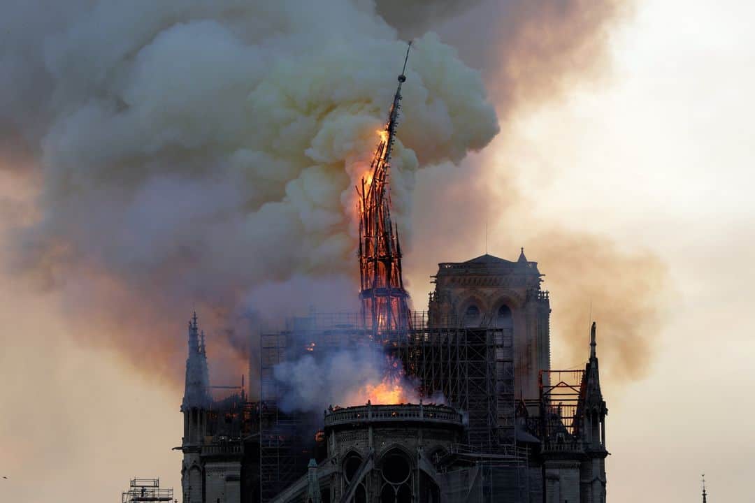 AFP通信さんのインスタグラム写真 - (AFP通信Instagram)「AFP Photo - The inferno of Notre Dame - #NotreDame . As Notre Dame burned, and thousands spilled onto the streets and quais of Paris to watch the spectacle, AFP journalists were recording the historical moments from every which angle during the 15 hours that it took some 400 firefighters to put out the flames ravaging the 850-year-old structure. 📷 @gvdh_photo 📷 Bertrand Guay 📷 @ludovicmarin 📷  Eric Feferberg 📷 Philippe Lopez 📷  Francois Guillot 📷 Patrick Anidjar . Here are a few of their stories : https://correspondent.afp.com/inferno-notre-dame . #CathedraleNotreDame」4月16日 23時29分 - afpphoto