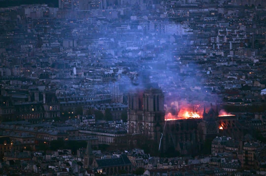 AFP通信さんのインスタグラム写真 - (AFP通信Instagram)「AFP Photo - The inferno of Notre Dame - #NotreDame . As Notre Dame burned, and thousands spilled onto the streets and quais of Paris to watch the spectacle, AFP journalists were recording the historical moments from every which angle during the 15 hours that it took some 400 firefighters to put out the flames ravaging the 850-year-old structure. 📷 @gvdh_photo 📷 Bertrand Guay 📷 @ludovicmarin 📷  Eric Feferberg 📷 Philippe Lopez 📷  Francois Guillot 📷 Patrick Anidjar . Here are a few of their stories : https://correspondent.afp.com/inferno-notre-dame . #CathedraleNotreDame」4月16日 23時29分 - afpphoto
