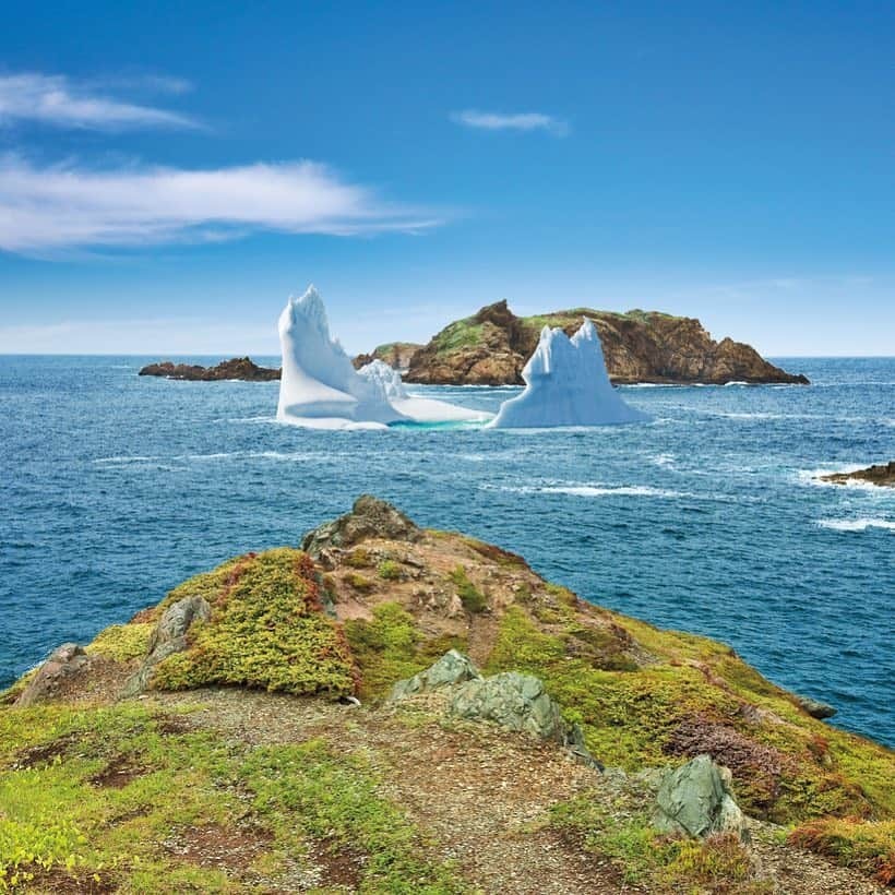 Explore Canadaさんのインスタグラム写真 - (Explore CanadaInstagram)「It’s #TravelTuesday! Today, the team at @newfoundlandlabrador is joining us to answer your questions about this Atlantic province. Did you know that 400 to 800 giant slabs of ice float past the Newfoundland shoreline every spring? Or that 22 species of whales migrate nearby each spring and summer? Ask your questions below to find out when to visit, where to stay, and what to eat from the experts and locals! For updates on the iceberg conditions for 2019, check out icebergfinder.com #ExploreCanada 📍: @newfoundlandlabrador . Abonnez-vous à @explorezsansfin pour voir nos publications en français! . #ExploreNL #Newfoundland #icebergsNL #travel #whalewatching」4月16日 23時21分 - explorecanada