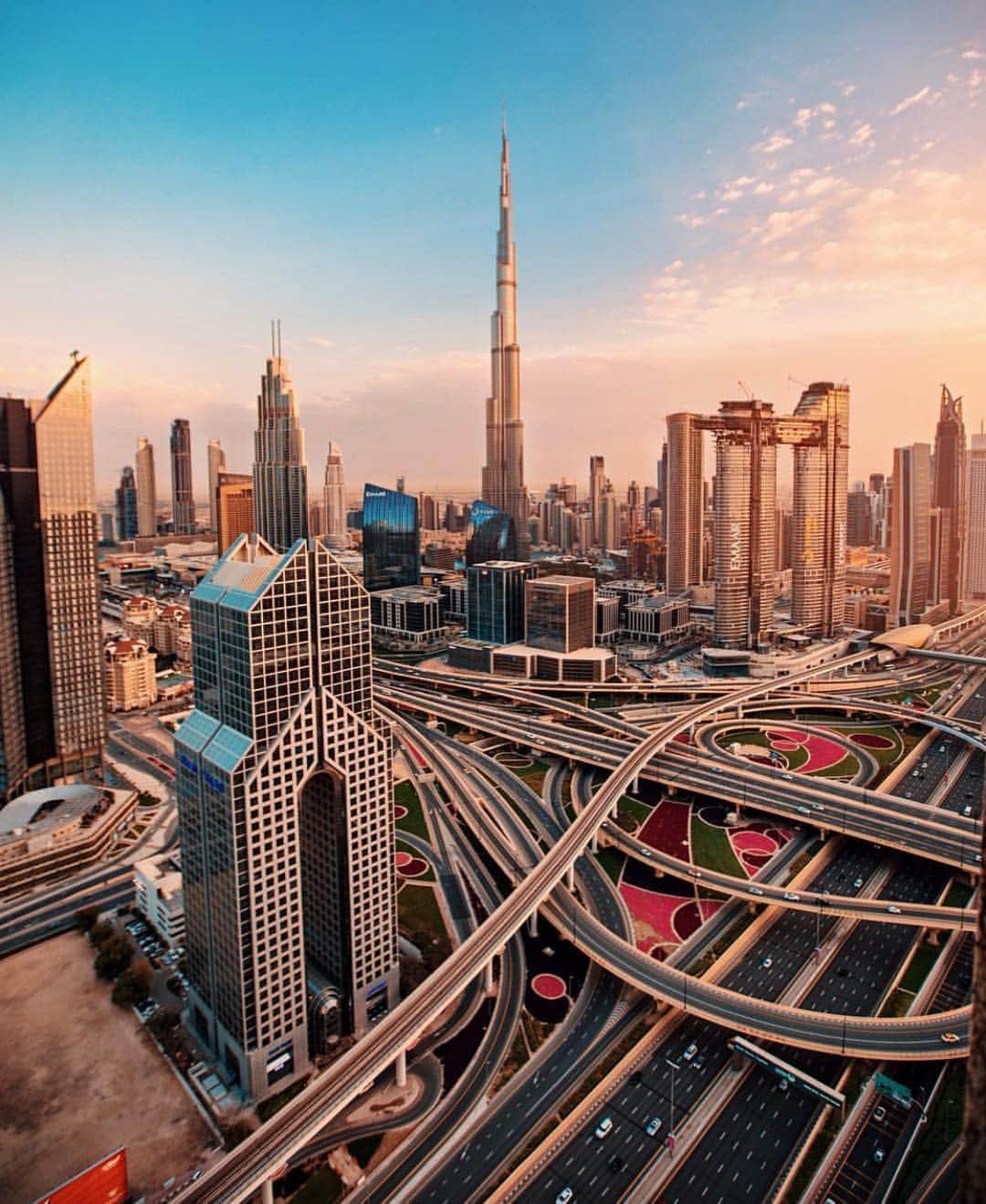 ドバイのインスタグラム：「The Future is here #Dubai مدينة المستقبل 📷:@dubaiieye」