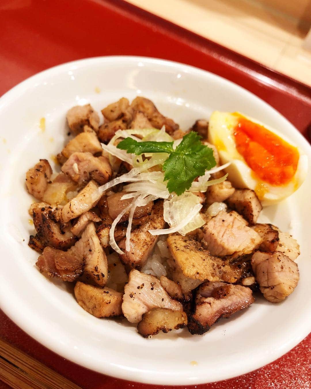 近藤夏子さんのインスタグラム写真 - (近藤夏子Instagram)「飯テロリン🍜🍥🍜🍥🍜🍥 いつでも行列。おはる(マネージャー様)と並んでなんとか入った。うますぎた。 #行列店 #麦と麺助 #ラーメン #チャーシュー丼」4月16日 23時22分 - kondonatsuko