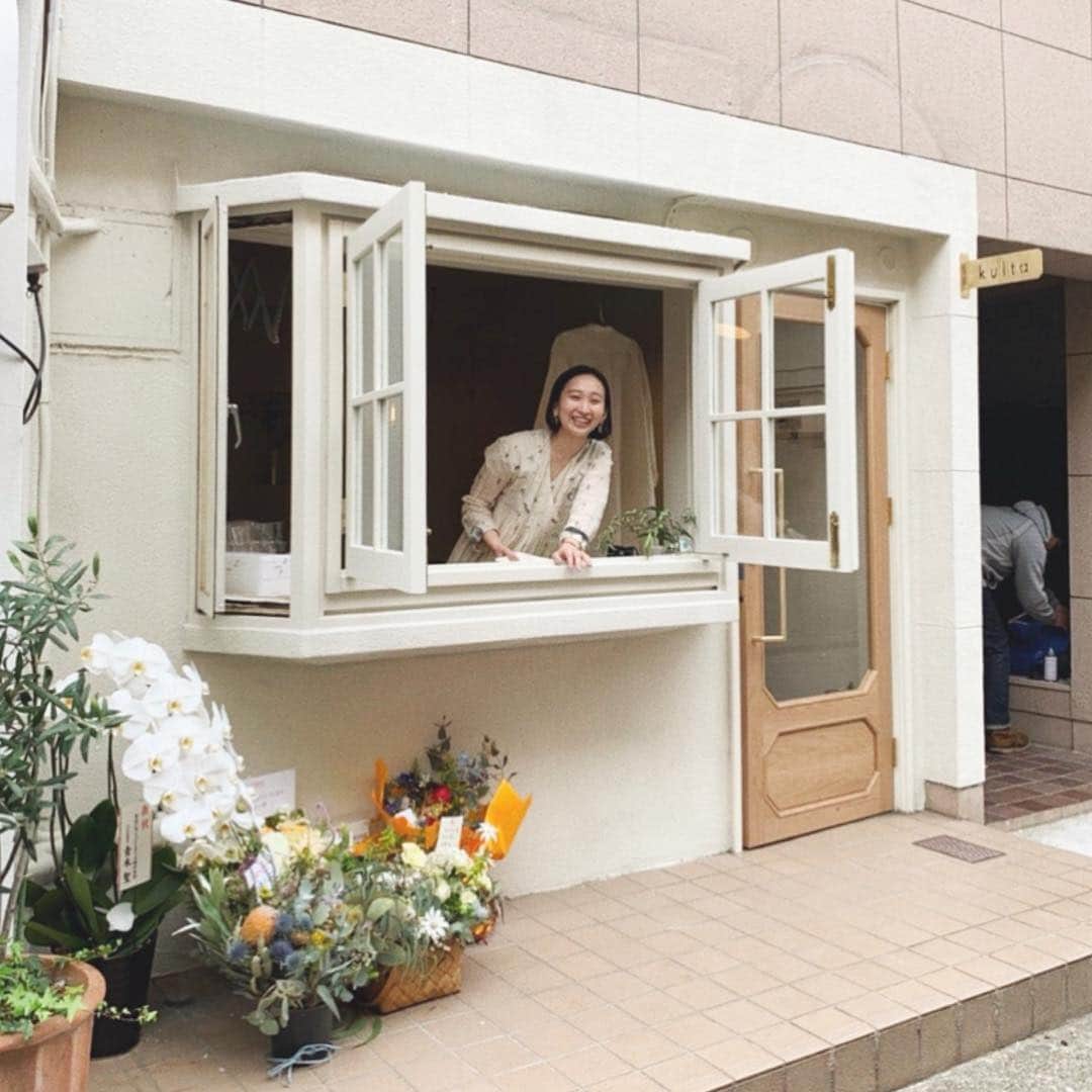 畑田萌のインスタグラム：「まだふわふわした状態ですが、 4/14 レセプションパーティーを行いました。 本当にたくさんの人が(絶対忙しいだろうに)駆けつけてくれて、お祝いまでたくさん頂き、言葉にならないくらい嬉しかったです。  パーティーを盛り上げてくれた、ケータリングチーム&テープカットチームも本当にありがとう！最高でした。  この4ヶ月間 生きてきた中で、使ったことのないエネルギーを放出した気がしていて、 知識もなければ経験ももちろん無いお店作り。  雑なわりに、やるならとことんやりたい性格なので、 すべて自分の信頼できる人、 尊敬できる人にお願いしました。 職人さんたちが、作るのがたのしい！って言ってくれた事が本当に嬉しかったです。  ひとつひとつに思い入れがありすぎるので、 またご紹介させてください！  @414kultan では工事日記、裏側をお送りし続けていきます。しみじみ振り返り。さみしすぎる。  現在5/9までご予約埋まっております。 調整などがあり、お返事返すの遅いですが、 ちゃんとお返ししますのでお待ちください。  ひとりで営業するため、不慣れでご迷惑をおかけすることだらけだと思いますが、明日からkultaを宜しくお願いいたします😌🌷」