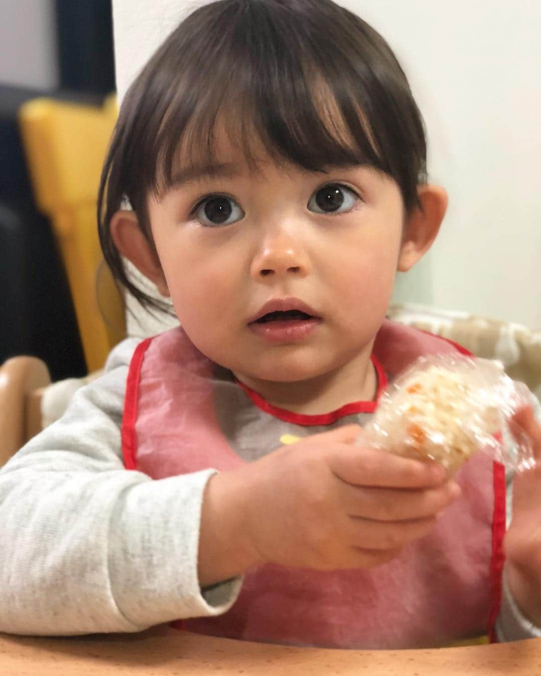 舟橋菜々さんのインスタグラム写真 - (舟橋菜々Instagram)「お昼ご飯は炊き込みご飯の棒おにぎり、湯むきトマト、ヨーグルトでした🍙🍅🥛 Yum yum, nom nom！ #lunch#food#foodie#baby#instababy#kid#daughter#cute#smile#happy#love#ランチ#お昼ご飯#炊き込みご飯#おにぎり#赤ちゃん#子供#娘#1歳9ヶ月#ハーフ#育児#子育て#親バカ部#ベビフル#ママリ#コドモノ」4月16日 23時28分 - wombatnana