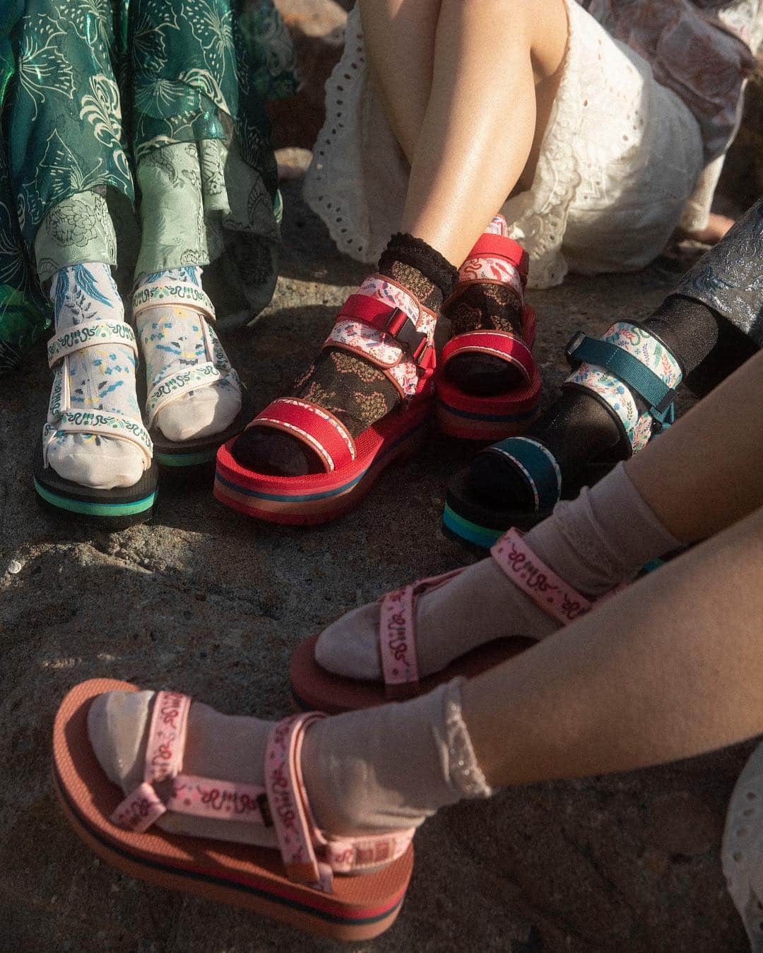 アナスイさんのインスタグラム写真 - (アナスイInstagram)「Sandals fit for the spring season. Now available online and in stores at @Teva. #AnnaSuiSpring19 #TevaxAnnaSui」4月16日 23時37分 - annasui