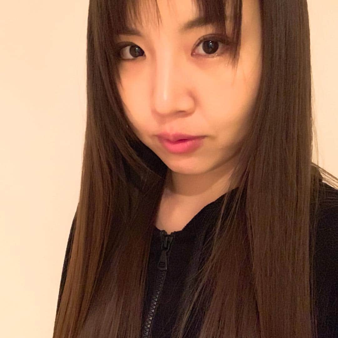 阿部真央のインスタグラム：「ライブ映像作品&音源明日発売です‼︎是非是非チェックしてね☆今日フラゲしてくれたみんなありがとう💕 バッチバチにありがとぉやぁあ！！おおー！！おやすみすみ✨  #阿部真央 #あべまにあ」