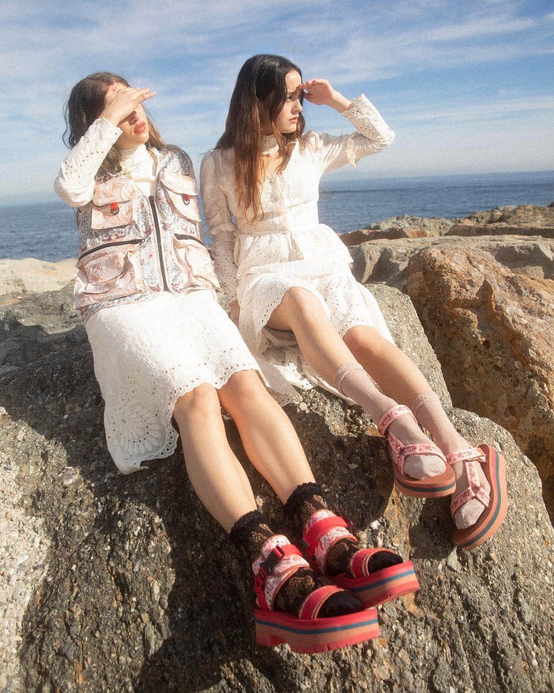 Tevaさんのインスタグラム写真 - (TevaInstagram)「Whoever said you have to sacrifice fashion for function has never met @annasui. We teamed up with the New York based fashion designer to create our most playful collaboration to date, with punchy color-block platforms, signature Teva comfort, and two tropical motifs to choose from. Tap the link in bio to view the collection. #TevaxAnnaSui」4月16日 23時32分 - teva