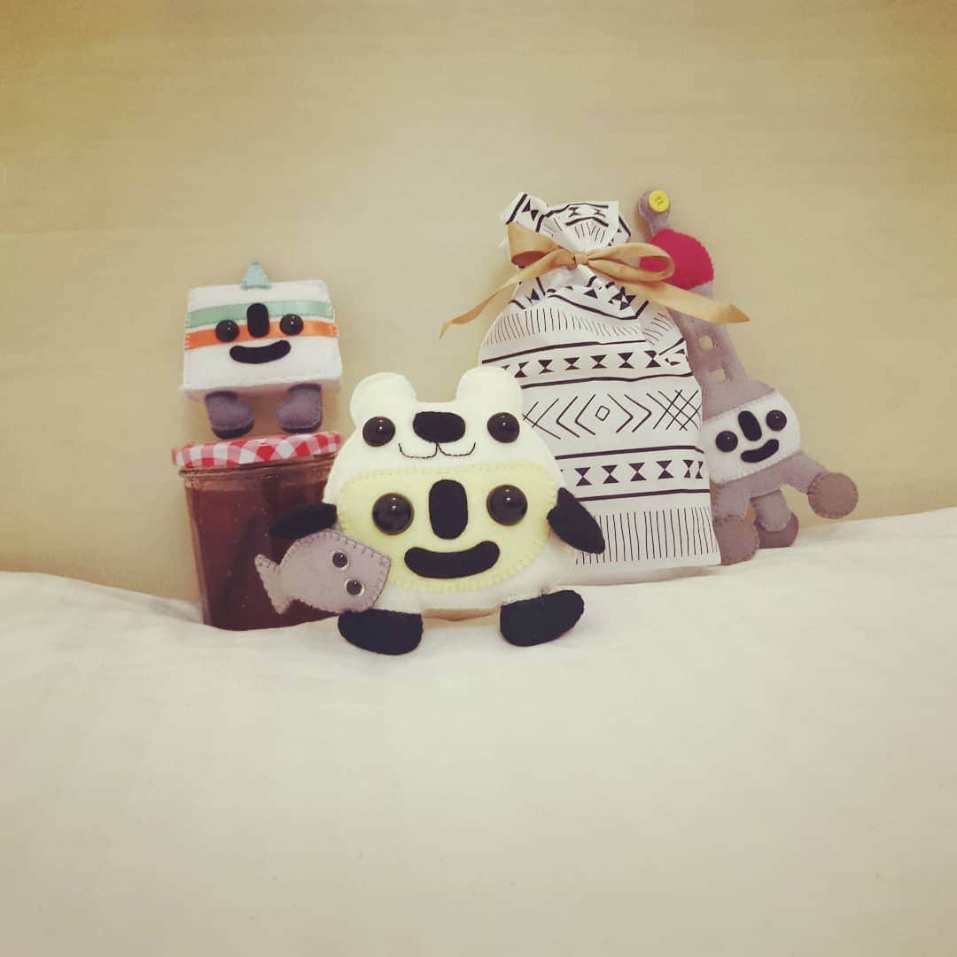 のインスタグラム：「Thank you Shanghai, Thank you so much Mr Greg and his family. It's such a lovely homemade gift! Bye Bye China! Aki」
