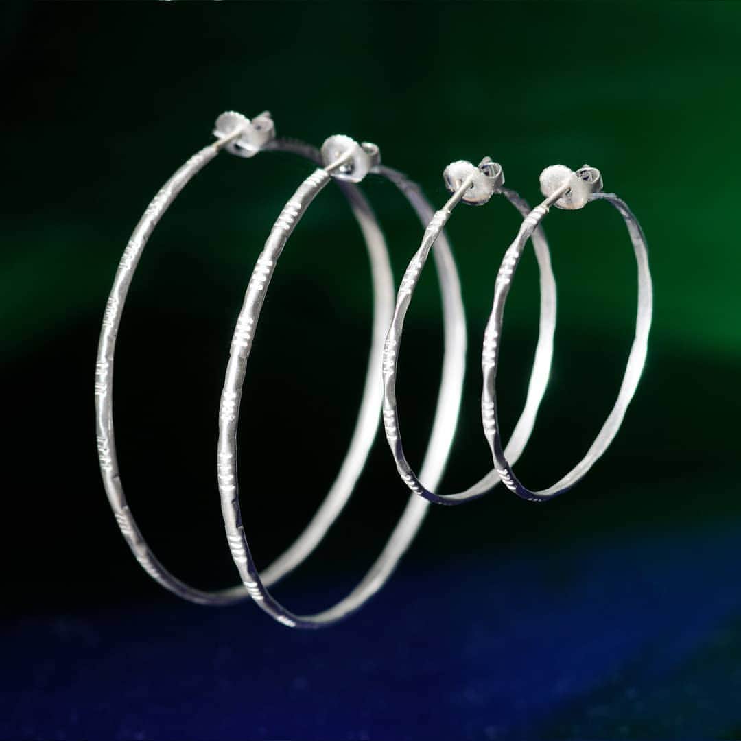ミーアンドローさんのインスタグラム写真 - (ミーアンドローInstagram)「Usually things that stand up to father time are vast and voluminous; seemingly endless entities like great landscapes and architecture of stone and steel. These endless hoops give new meaning to the infinite. Light and open, their simple geometry frees the mind while making a bold statement on the body. A traditional earring back is attached to the end of the hoop itself, making this a secure and effortless set of hoops for the every day. Featuring our signature Moroccan engraved pattern, these recycled sterling silver hoops are now available in multiple sizes to fit your needs today, and your eternal mood....which is?」4月16日 23時34分 - meandrojewelry