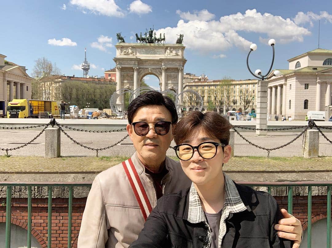 DINDINのインスタグラム：「아빠랑 첫 해외 데이트💕 #소중한시간 #엄근진끝판왕 #근데사진찍을때좀웃어요아빠 #나랑있는거싫어요🤔 #사랑해요 #건강하세요 #효도관광」