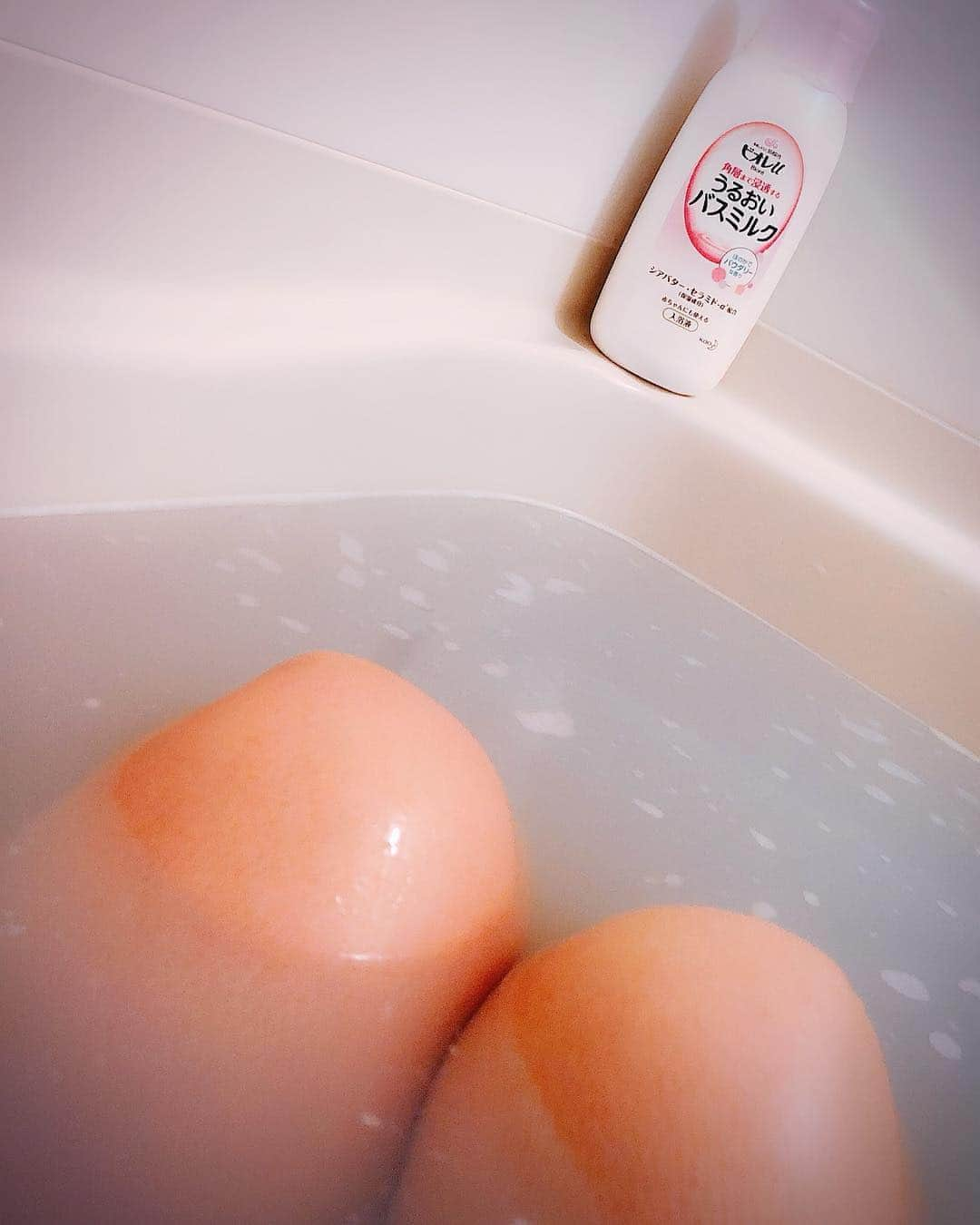 藤原絵里さんのインスタグラム写真 - (藤原絵里Instagram)「・ シアワセお風呂タイム🛀 ・ #biore #ビオレ #ビオレu #うるおいバスミルク #バスミルク #保湿ケア #入浴剤 #乾燥肌 #保湿」4月16日 23時41分 - erifujiwara0523