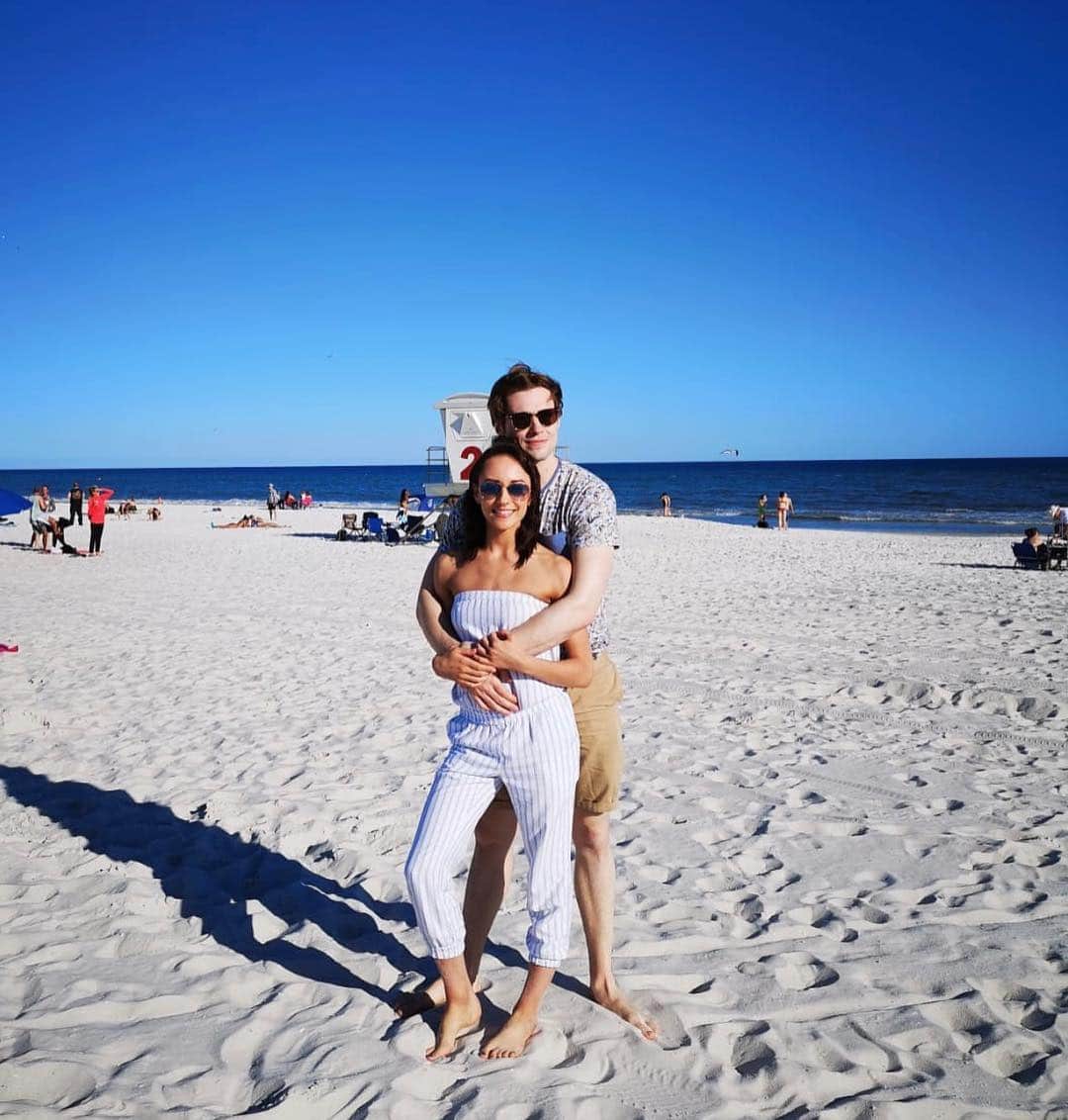 アナスタシア・オルソンのインスタグラム：「Life’s a beach 🏖」