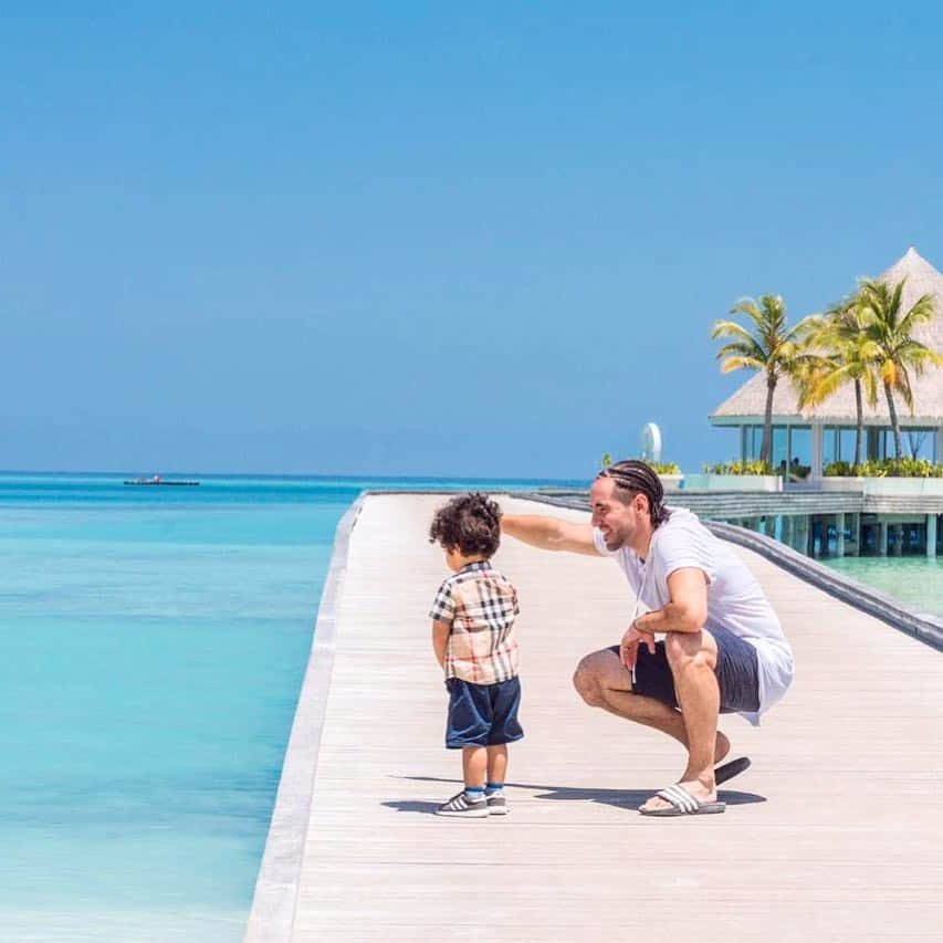 ショーン・ガルニエさんのインスタグラム写真 - (ショーン・ガルニエInstagram)「CAPTION THIS MOMENT !👨‍👦❤️ 🔸 Trust me talking to the mini version of you and see him discover the world give you the best motivation to do everything in life . I wish everyone to have this moment in life. 🌴 🔸 🇫🇷 Quel incroyable moment passé avec mon fils Rayan, découvrir avec lui l’autre côté du monde fut vraiment un moment incroyable. Sans oublier ma femme et mon autre fils, qui sont juste en train de prendre la photo 😂 A votre avis je lui dis quoi à Rayan? 🌴 Si vous voulez suivre nos aventures Garnier Family , rdv sur notre chaîne YouTube. 🔸 📍 @kandima_maldives 👩🏻 @souhila.garnier 📸 @antarikastudio —- #seangarnier #urbanballer #maldives #family #garnierfamily #love #travel」4月16日 23時43分 - seanfreestyle