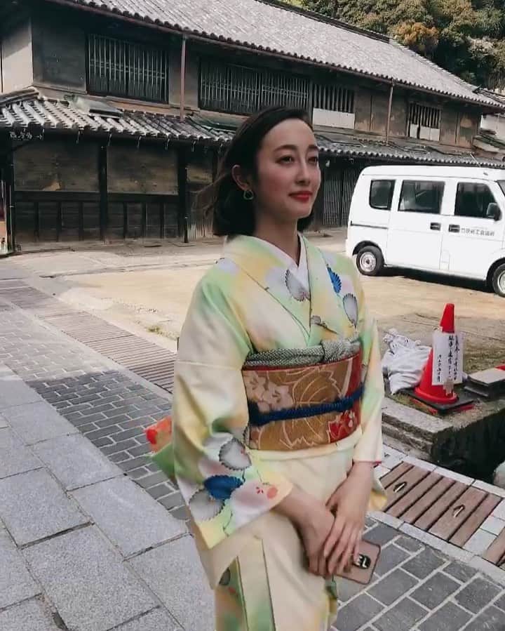 泉見祐希のインスタグラム：「広島に来ています。 あの時、広島で食べたお好み焼きが美味しかったなって考えていた矢先に決まったお仕事。時々こういうことが起こる！ まるでタイムスリップしたような竹原の街並みに癒されました。広島また来たいな . #広島 #竹原市 #竹原町並み保存地区」