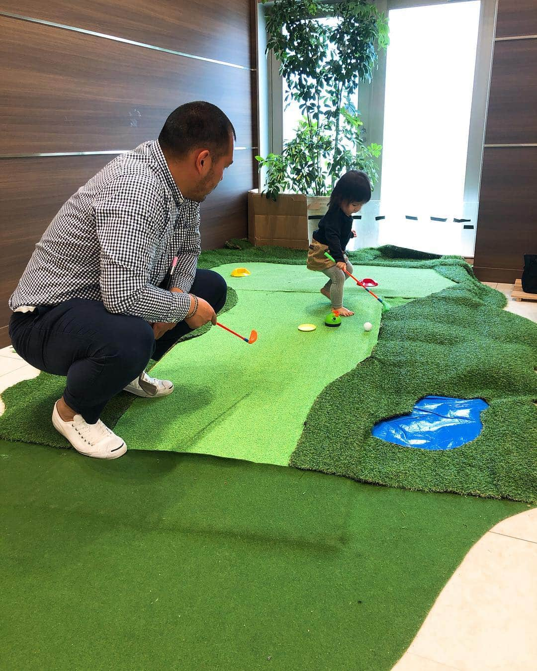 井上香織さんのインスタグラム写真 - (井上香織Instagram)「ディーラーにこんな遊び場が😆⛳️ 👶が🧔に指示してるー🤣 通じなかったのか結局自分でやっている3枚目😂 #ゴルフ #親子で遊ぶ #親子時間 #父と娘 #休日」4月16日 23時44分 - kaorin888