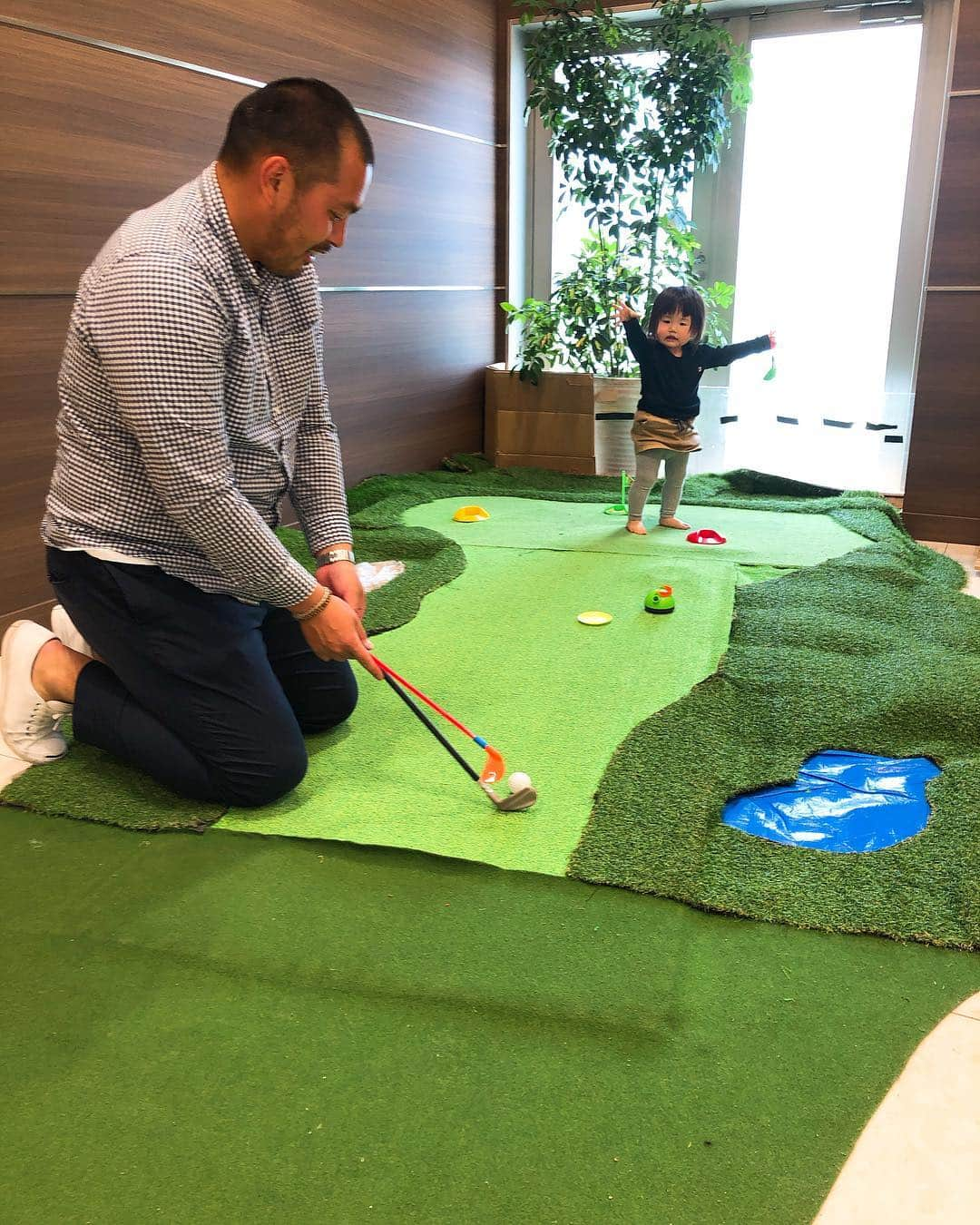 井上香織さんのインスタグラム写真 - (井上香織Instagram)「ディーラーにこんな遊び場が😆⛳️ 👶が🧔に指示してるー🤣 通じなかったのか結局自分でやっている3枚目😂 #ゴルフ #親子で遊ぶ #親子時間 #父と娘 #休日」4月16日 23時44分 - kaorin888