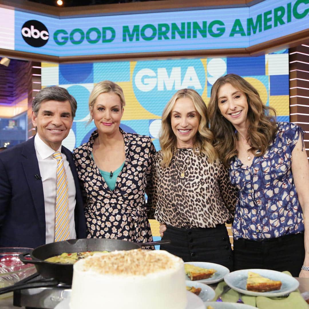Good Morning Americaさんのインスタグラム写真 - (Good Morning AmericaInstagram)「Thanks @pollanfamilytable for showing @gstephanopoulos and @therealaliwentworth the ropes when it comes to “flexitarian” food! Link in bio for recipes to a delicious carrot cake (+ a rainbow frittata🌈).」4月16日 23時54分 - goodmorningamerica