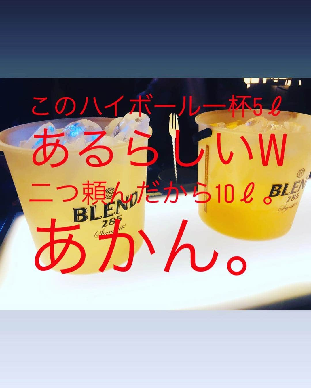 辻村勇太さんのインスタグラム写真 - (辻村勇太Instagram)「先日タイまで行ってきました！ 人生初めてのタイ！！ もっのすんごく楽しかった！！ お目当ては "S2O Songkran Music Festival"  ちょうど今の時期タイではソンクラーン(旧正月)らしく家族親戚が集まり新年を祝い、目上の人の手や仏像・仏塔に水を掛けお清めをする風習があるらしい！ タイで4月は最も暑い時期らしく、この水掛け行為が若者を中心にお祭りごとへと発展したらしい！ だから町を歩いてるといきなり水をぶっかけられたり水鉄砲で撃ってきたりする。笑 町中に水鉄砲持ってる人がたくさんいるから市民とサバゲー状態w タクシー乗ってても窓開けると速攻でかけてくるらしい笑  そんな水掛祭りとダンスミュージックを融合させたのがS2Oになるのです！  ただのパリピなアゲフェスかと思いきやめちゃくちゃ感動した！！ 水しぶきが風で舞って照明に照らされてキラキラしてたり、セットもド派手で感動して泣いてる人もいた！ 水と音楽を全身で浴びる経験なんてなかったらものすごい楽しかった！！ 気温も30度以上あったから服すぐ乾くし笑  そんなフェスが日本でも7月の水浴びたい時期にあるので音楽と水を全身で浴びたい人たちは遊びに行ってみてね！ 多分自分は行きます。笑  S2O Japan  7/13-7/14 2019 Makuhari Seaside Park  S2O  Japan特設会場  https://www.s2ojapan.com  #thailand  #songkran  #s2o #s2ofestival  #s2ojapan  #初めてのタイ #タイ人めちゃくちゃ良い人が多い #またタイも行きタイ  #意図してないギャグをつい言ってしまって恥ずかしくなるタイプ」4月16日 23時55分 - yuuta.tsujimura