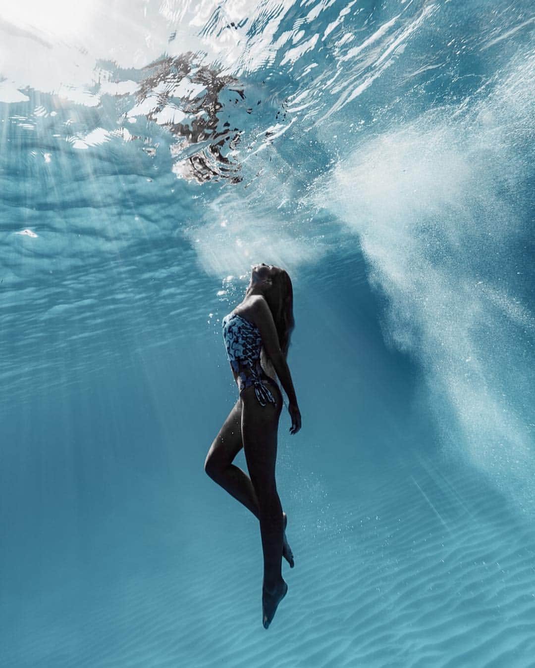 サシャ・カリスのインスタグラム：「There is, one knows not what sweet mysteries about this sea, whose gentle awful stirrings seem to speak of some hidden soul beneath... 📸 @elenakalis . . .  #bahamas #travel #travelphotography #travelblogger #vacation #beautifulplaces」