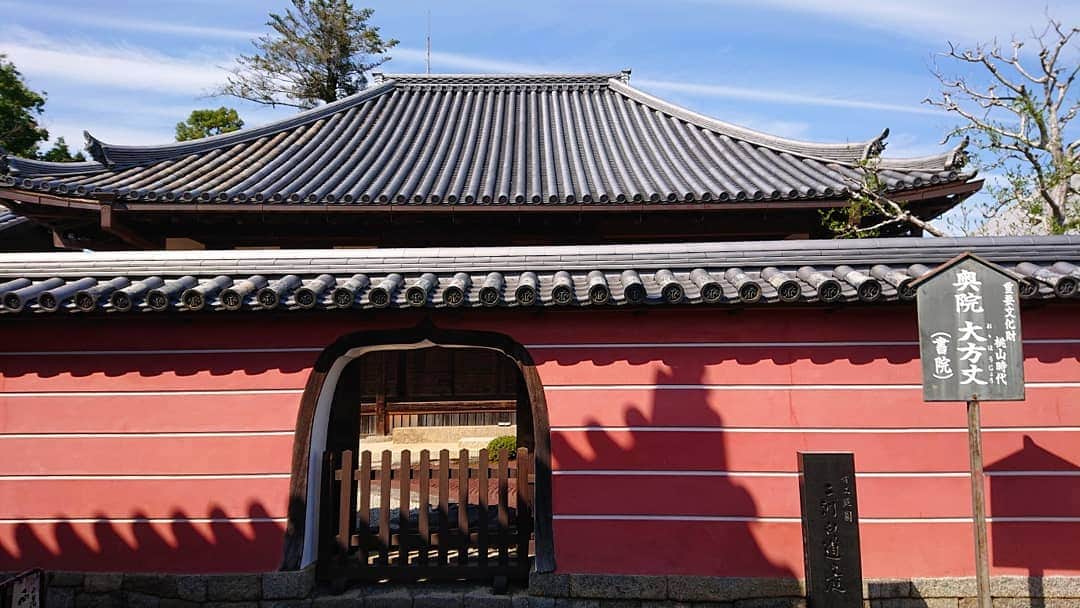 和田益典さんのインスタグラム写真 - (和田益典Instagram)「◆ 推し寺 當麻寺シリーズ . 奥院の大方丈 (書院) . 数年前まで長いこと修復されていたので、思わず撮ってしまうんです。 . 建物自体はオーソドックスな寄棟造ですが、塀の色と庭の砂が赤くて、一風変わった雰囲気を出してます。 . 一度、縁側を歩いてみたいですな。 . . . #わだます寺社巡り . #スマホ #當麻寺 #当麻寺 #大方丈 #重要文化財 #方丈 #書院 #當麻寺奥院 #奈良 #仏閣 #寺院 #寺 #お寺 #大和路 #葛城市 #塀 #石庭 #庭園 #garden #smartphone  #temple #nara #history #picture #photo #photostagram #photography #japanesegarden #japan . .」4月16日 23時56分 - masunori_wada