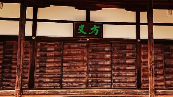 和田益典さんのインスタグラム写真 - (和田益典Instagram)「◆ 推し寺 當麻寺シリーズ . 奥院の大方丈 (書院) . 数年前まで長いこと修復されていたので、思わず撮ってしまうんです。 . 建物自体はオーソドックスな寄棟造ですが、塀の色と庭の砂が赤くて、一風変わった雰囲気を出してます。 . 一度、縁側を歩いてみたいですな。 . . . #わだます寺社巡り . #スマホ #當麻寺 #当麻寺 #大方丈 #重要文化財 #方丈 #書院 #當麻寺奥院 #奈良 #仏閣 #寺院 #寺 #お寺 #大和路 #葛城市 #塀 #石庭 #庭園 #garden #smartphone  #temple #nara #history #picture #photo #photostagram #photography #japanesegarden #japan . .」4月16日 23時56分 - masunori_wada