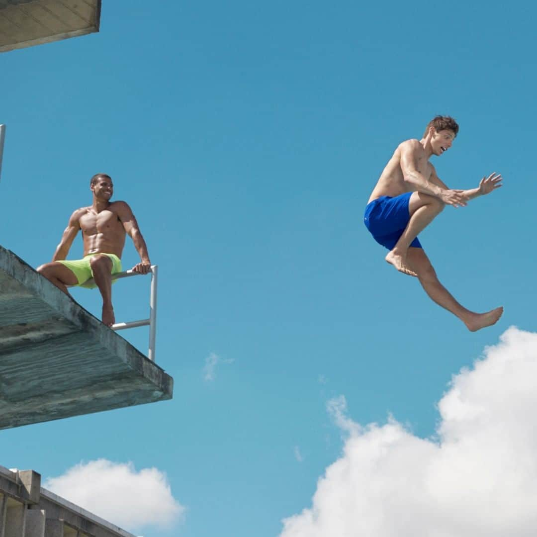 スピードさんのインスタグラム写真 - (スピードInstagram)「Are you the friend who jumps off the highest board, or the friend who tells the other it’s a good idea? 😂💦 #Speedo #LoveToSwim #Divebomb」4月17日 0時05分 - speedo