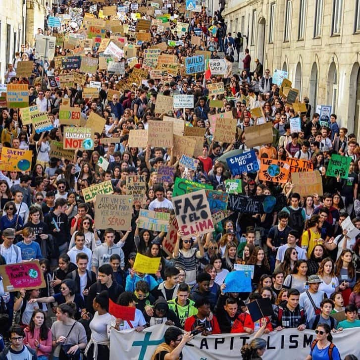 アン・ハサウェイさんのインスタグラム写真 - (アン・ハサウェイInstagram)「I just took some time off from Instagram but when I would check in, I found myself repeatedly moved by @gretathunberg and the work she is doing for Mother Earth. I hope you check out what she is about (link in my bio). To the students who have taken up Greta’s call to strike, please know you inspire me, and that I am proud of you for claiming your place in this world. I am curious: what do you think us older generations could be doing right now for the climate that we are not? What kind of support do you want? Greta- thank you for everything you are doing and, for what it’s worth, for lifting up my heart and giving me hope.  #fridaysforfuture #schoolstrike4climate #climatestrike」4月17日 0時05分 - annehathaway