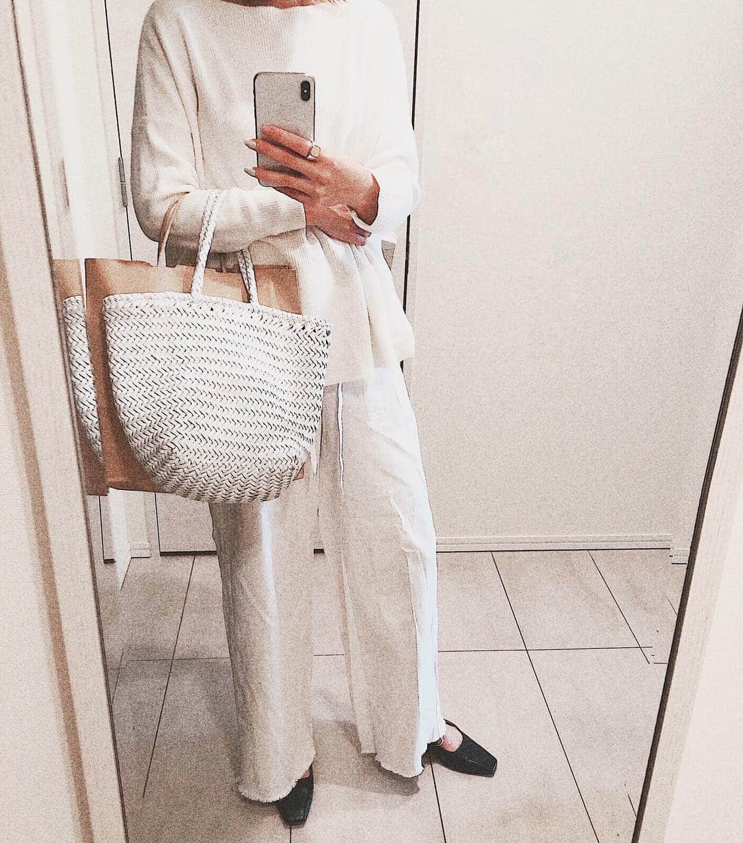 RisaWisteriaのインスタグラム：「All in white day.  #fashion#springfashion#allinwhite#white#ootd#mirrorselfie#uniqlo#tommorowland#snap#love#charlesandkeith#bag#shoes#flatshoes#spring」