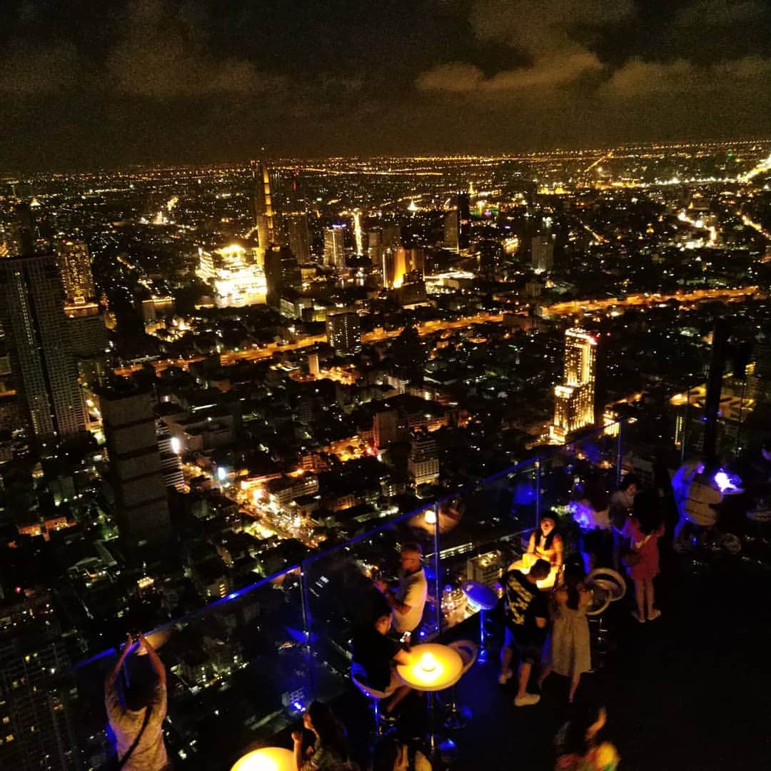 DJ DAIKI（若林大輝）さんのインスタグラム写真 - (DJ DAIKI（若林大輝）Instagram)「Amazing View👀 Mahanakhon Tower Bangkok🇹🇭 . 2018年の11月にオープンしたタイで一番高い高層ビルのマハナコン。50秒で74階までのぼる高速エレベーターを降りるとそこは地上314メートルの絶景🙌 . ルーフトップバーも開放感あって夜景も綺麗だしDJもいて心地よいHouse musicと夜風が最高に気持ちいい🙆 . そして77階には足元が ガラス床のスカイウォークは 足元すくみます（笑） . バンコクオススメスポット💪 . #asiatour #thai #bangkok #mahanakhon #djdaiki #songkran #songkranfestival #s2o #makesomenoise #djlife #dj #amazing #bestoftheday #fun #smile #daiki #udontani #タイ #バンコク #地上314メートル #夜景スポット #マハナコン」4月17日 0時09分 - daiki.wakabayashi