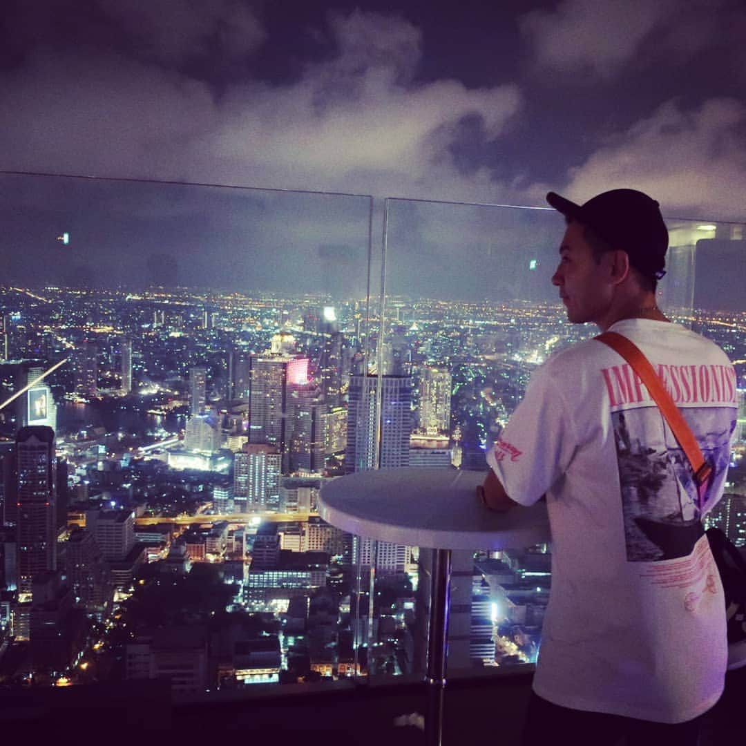 DJ DAIKI（若林大輝）さんのインスタグラム写真 - (DJ DAIKI（若林大輝）Instagram)「Amazing View👀 Mahanakhon Tower Bangkok🇹🇭 . 2018年の11月にオープンしたタイで一番高い高層ビルのマハナコン。50秒で74階までのぼる高速エレベーターを降りるとそこは地上314メートルの絶景🙌 . ルーフトップバーも開放感あって夜景も綺麗だしDJもいて心地よいHouse musicと夜風が最高に気持ちいい🙆 . そして77階には足元が ガラス床のスカイウォークは 足元すくみます（笑） . バンコクオススメスポット💪 . #asiatour #thai #bangkok #mahanakhon #djdaiki #songkran #songkranfestival #s2o #makesomenoise #djlife #dj #amazing #bestoftheday #fun #smile #daiki #udontani #タイ #バンコク #地上314メートル #夜景スポット #マハナコン」4月17日 0時09分 - daiki.wakabayashi