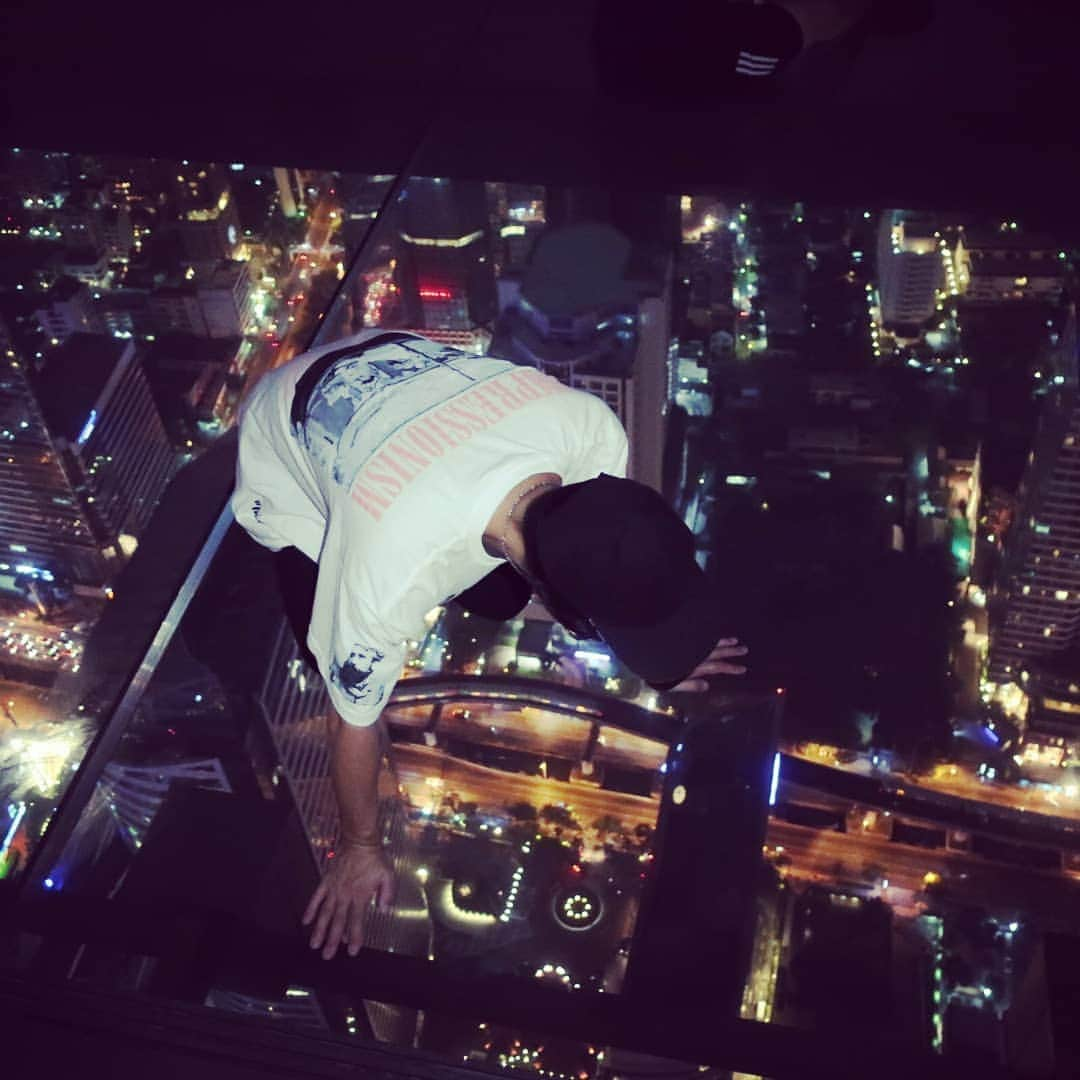 DJ DAIKI（若林大輝）さんのインスタグラム写真 - (DJ DAIKI（若林大輝）Instagram)「Amazing View👀 Mahanakhon Tower Bangkok🇹🇭 . 2018年の11月にオープンしたタイで一番高い高層ビルのマハナコン。50秒で74階までのぼる高速エレベーターを降りるとそこは地上314メートルの絶景🙌 . ルーフトップバーも開放感あって夜景も綺麗だしDJもいて心地よいHouse musicと夜風が最高に気持ちいい🙆 . そして77階には足元が ガラス床のスカイウォークは 足元すくみます（笑） . バンコクオススメスポット💪 . #asiatour #thai #bangkok #mahanakhon #djdaiki #songkran #songkranfestival #s2o #makesomenoise #djlife #dj #amazing #bestoftheday #fun #smile #daiki #udontani #タイ #バンコク #地上314メートル #夜景スポット #マハナコン」4月17日 0時09分 - daiki.wakabayashi