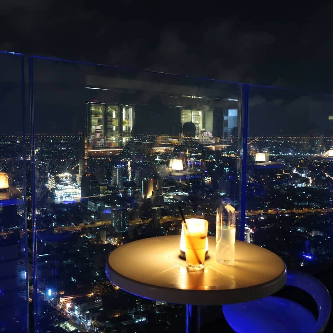 DJ DAIKI（若林大輝）さんのインスタグラム写真 - (DJ DAIKI（若林大輝）Instagram)「Amazing View👀 Mahanakhon Tower Bangkok🇹🇭 . 2018年の11月にオープンしたタイで一番高い高層ビルのマハナコン。50秒で74階までのぼる高速エレベーターを降りるとそこは地上314メートルの絶景🙌 . ルーフトップバーも開放感あって夜景も綺麗だしDJもいて心地よいHouse musicと夜風が最高に気持ちいい🙆 . そして77階には足元が ガラス床のスカイウォークは 足元すくみます（笑） . バンコクオススメスポット💪 . #asiatour #thai #bangkok #mahanakhon #djdaiki #songkran #songkranfestival #s2o #makesomenoise #djlife #dj #amazing #bestoftheday #fun #smile #daiki #udontani #タイ #バンコク #地上314メートル #夜景スポット #マハナコン」4月17日 0時09分 - daiki.wakabayashi