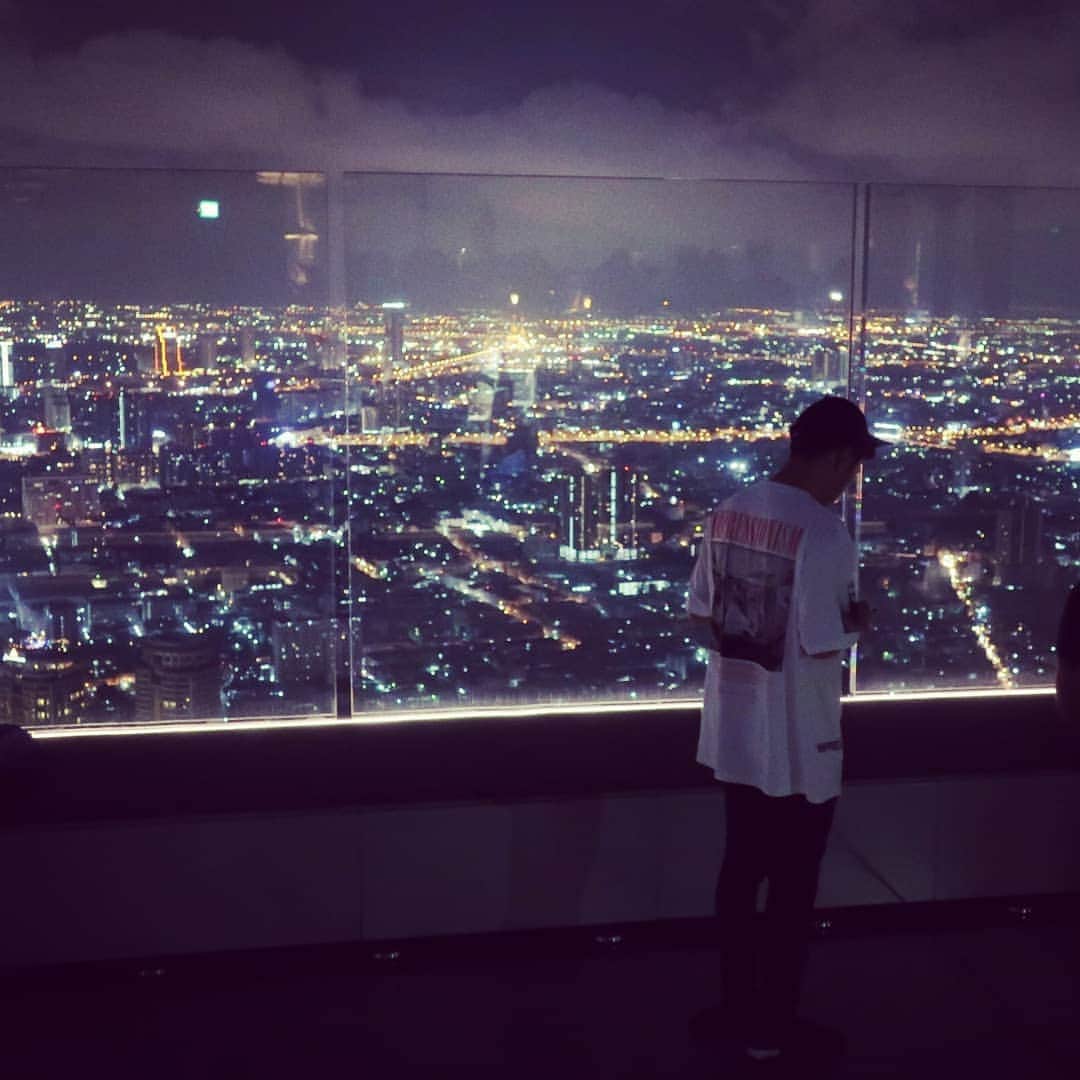 DJ DAIKI（若林大輝）さんのインスタグラム写真 - (DJ DAIKI（若林大輝）Instagram)「Amazing View👀 Mahanakhon Tower Bangkok🇹🇭 . 2018年の11月にオープンしたタイで一番高い高層ビルのマハナコン。50秒で74階までのぼる高速エレベーターを降りるとそこは地上314メートルの絶景🙌 . ルーフトップバーも開放感あって夜景も綺麗だしDJもいて心地よいHouse musicと夜風が最高に気持ちいい🙆 . そして77階には足元が ガラス床のスカイウォークは 足元すくみます（笑） . バンコクオススメスポット💪 . #asiatour #thai #bangkok #mahanakhon #djdaiki #songkran #songkranfestival #s2o #makesomenoise #djlife #dj #amazing #bestoftheday #fun #smile #daiki #udontani #タイ #バンコク #地上314メートル #夜景スポット #マハナコン」4月17日 0時09分 - daiki.wakabayashi