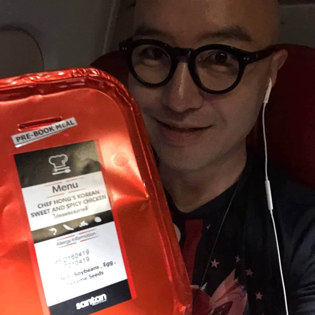 ホン・ソクチョンさんのインスタグラム写真 - (ホン・ソクチョンInstagram)「#에어아시아 #airasia 를 타는분들은 제 레시피로 만든 #닭강정 도시락을 드실수있어여. 맛있게드세여 이제 서울 귀국.」4月17日 0時14分 - tonyhong1004