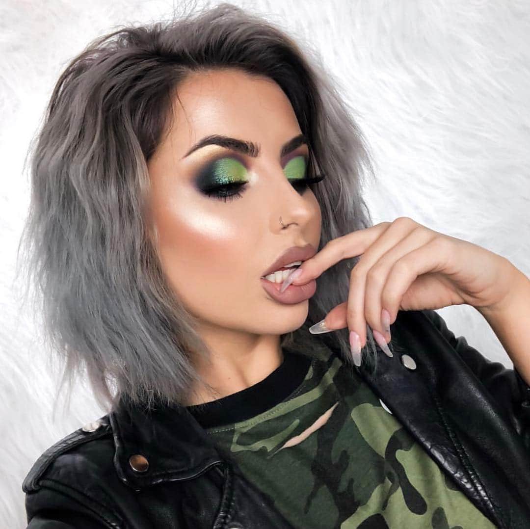 Jeffree Star Cosmeticsさんのインスタグラム写真 - (Jeffree Star CosmeticsInstagram)「FEELIN’ EXTRAterrestrial 🖖🏻🖖🏻 This beat by @itsstephtoms uses our #alienpalette with #velourliquidlipstick shade ‘Celebrity Skin’ on the lips & ‘Sarcophagus’ #SkinFrost for that shine👽👽 We can’t get enough of that military green girl 🤩🤩 #jeffreestarcosmetics #alien #eyeshadow」4月17日 0時15分 - jeffreestarcosmetics