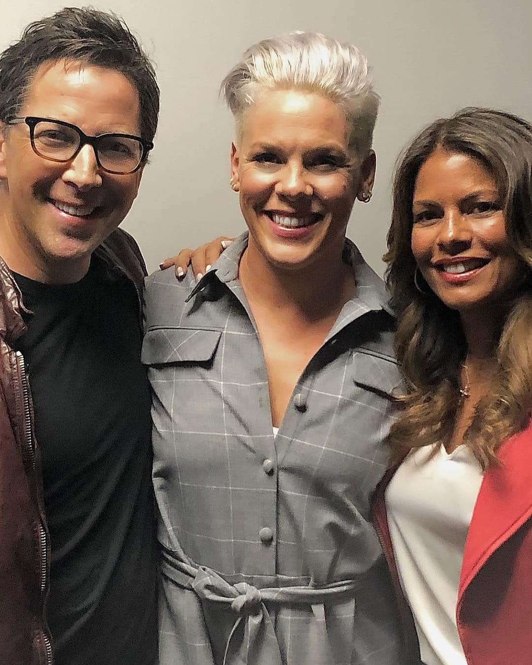 ダン・ブカティンスキーさんのインスタグラム写真 - (ダン・ブカティンスキーInstagram)「About last night ... “where’s everyone go when they go?” Backstage with @pink and @thereallisavidal  Thank you Alecia!」4月17日 0時18分 - danbucatinsky