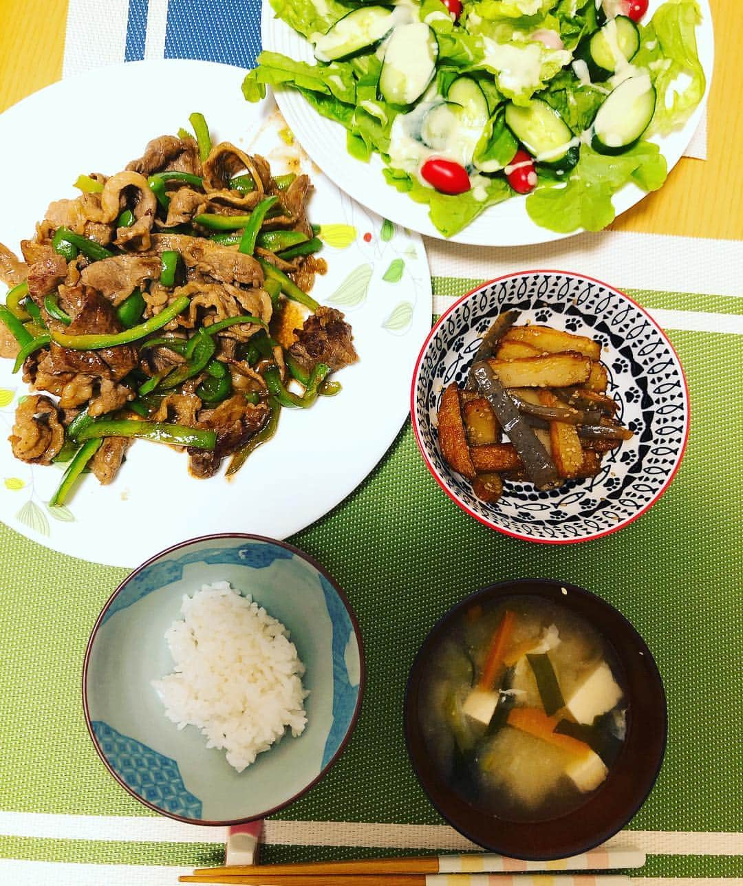 ヒラヤマンのインスタグラム：「きょうのよるごはん。 #夜ごはん #味噌汁 #白米 #牛肉とピーマンのオイマヨ炒め #さつま揚げのきんぴら #サラダ #手作りドレッシング」